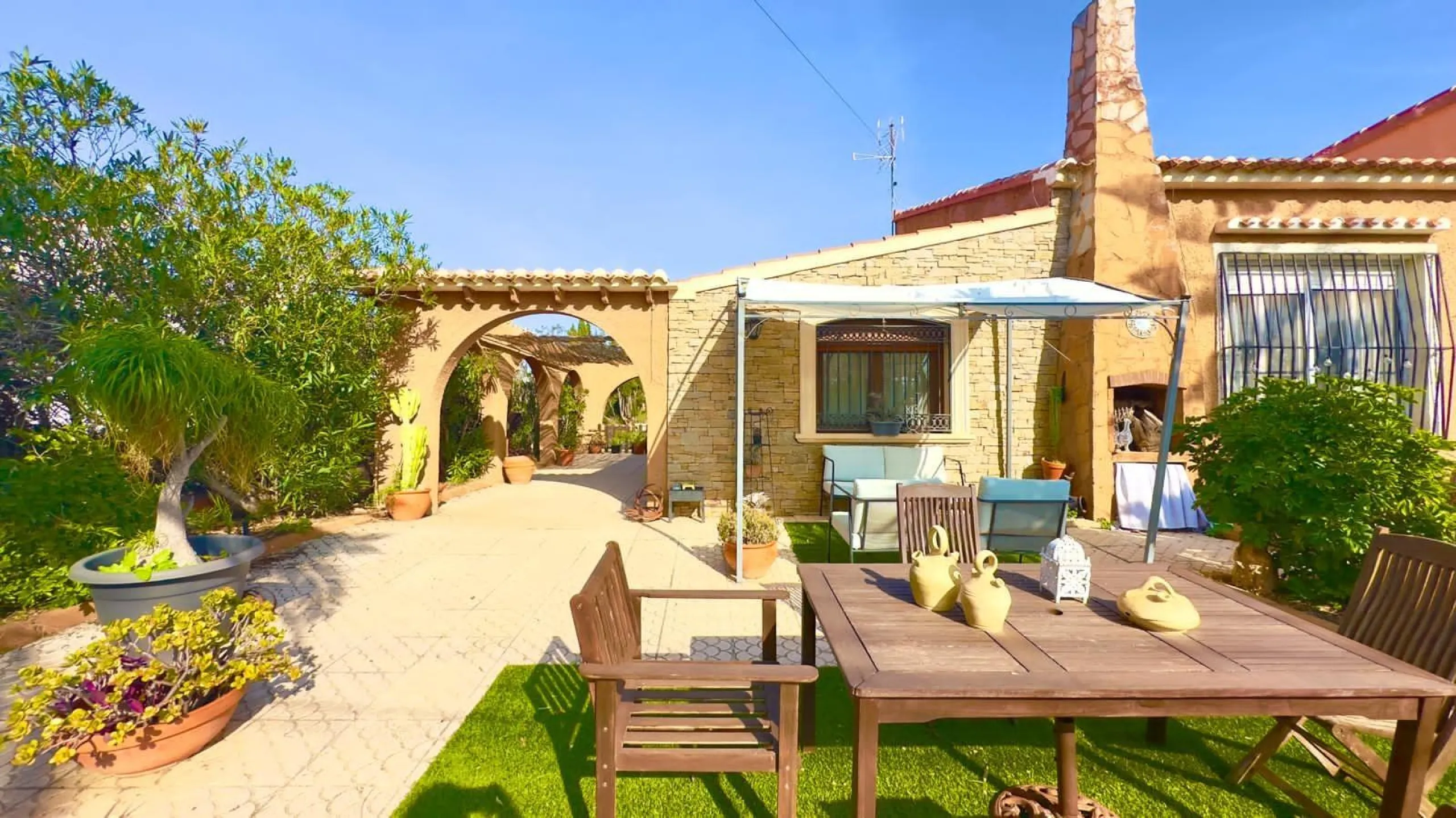 DETACHED VILLA WITH 800M2 PLOT WITH 3 BEDROOMS, 1 BATHROOM AND 1 TOILET