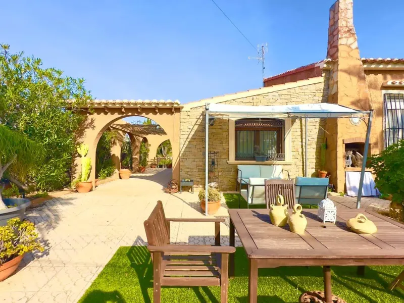 DETACHED VILLA WITH 800M2 PLOT WITH 3 BEDROOMS, 1 BATHROOM AND 1 TOILET