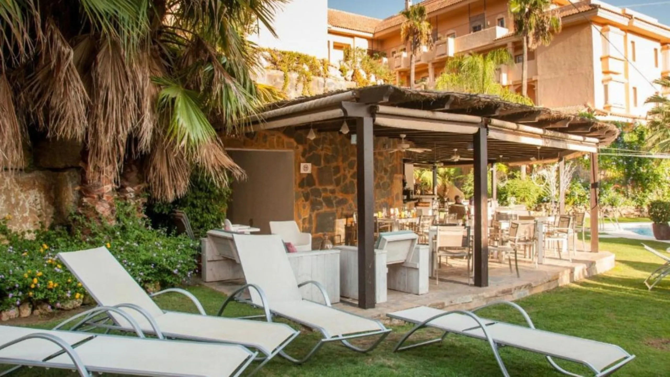 Exklusive renovierte Wohnung mit zwei Schlafzimmern in einer renommierten Hotelanlage in Nueva Andalucía, Marbella