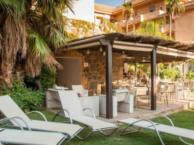 Exklusive renovierte Wohnung mit zwei Schlafzimmern in einer renommierten Hotelanlage in Nueva Andalucía, Marbella