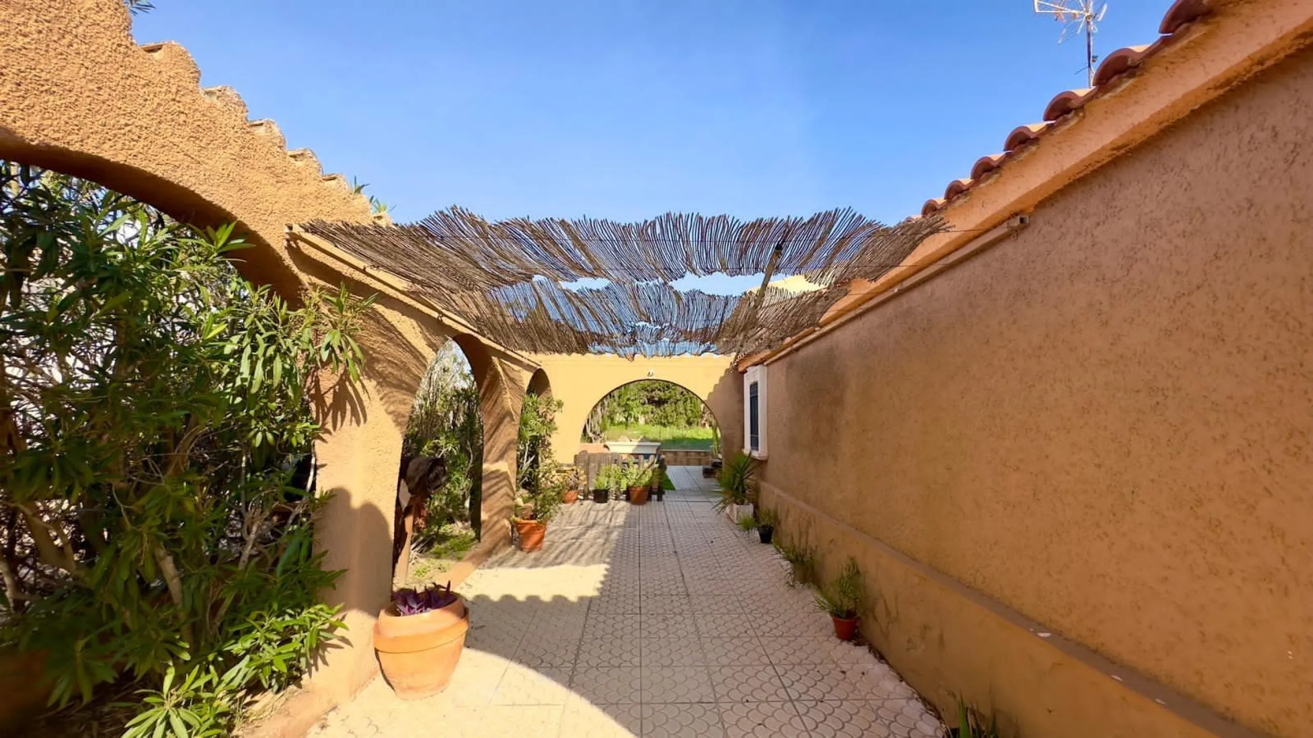 DETACHED VILLA WITH 800M2 PLOT WITH 3 BEDROOMS, 1 BATHROOM AND 1 TOILET