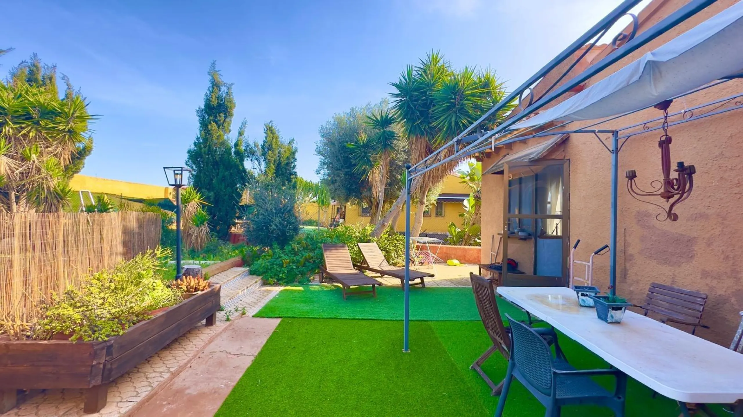 DETACHED VILLA WITH 800M2 PLOT WITH 3 BEDROOMS, 1 BATHROOM AND 1 TOILET
