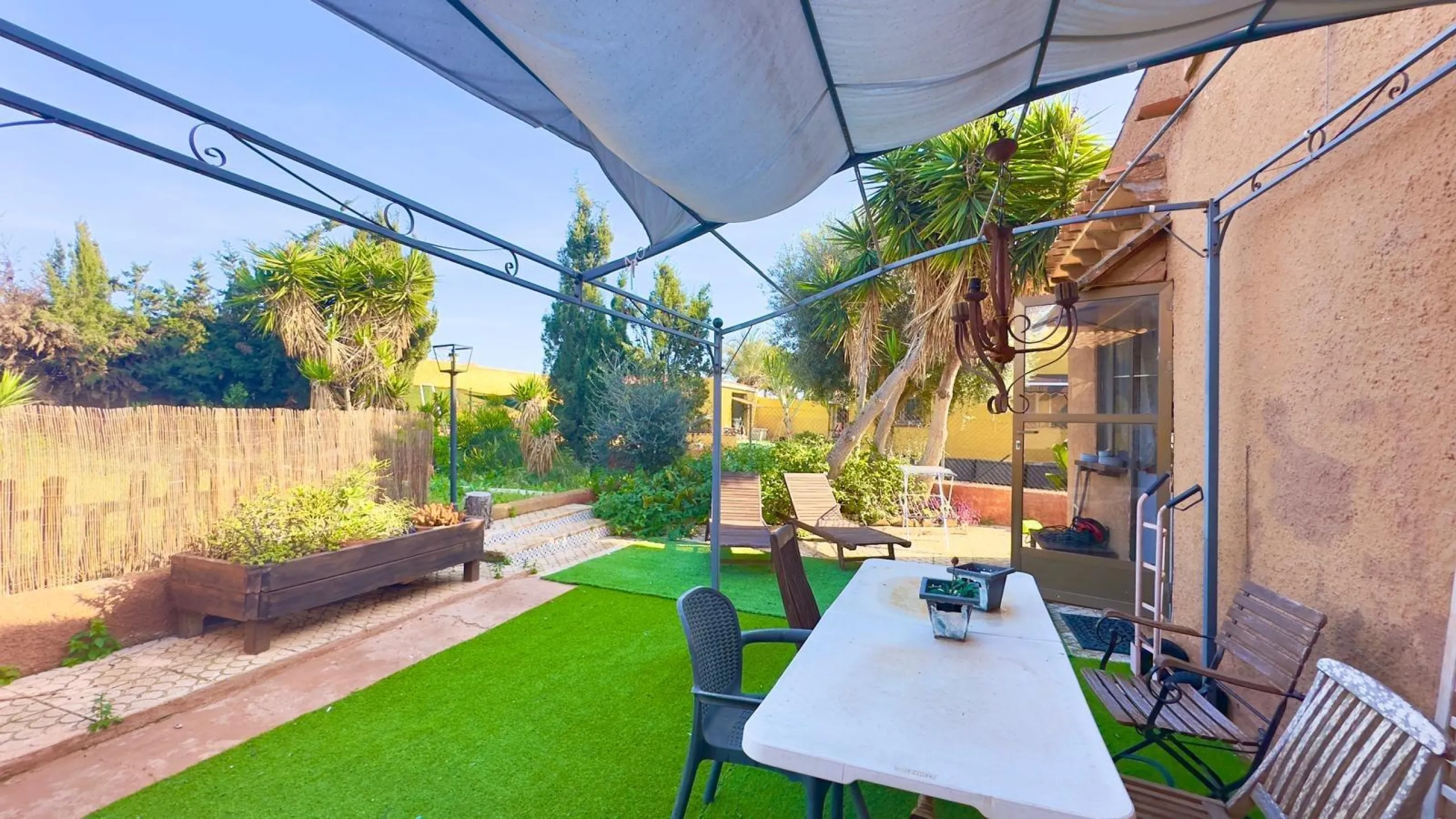 DETACHED VILLA WITH 800M2 PLOT WITH 3 BEDROOMS, 1 BATHROOM AND 1 TOILET