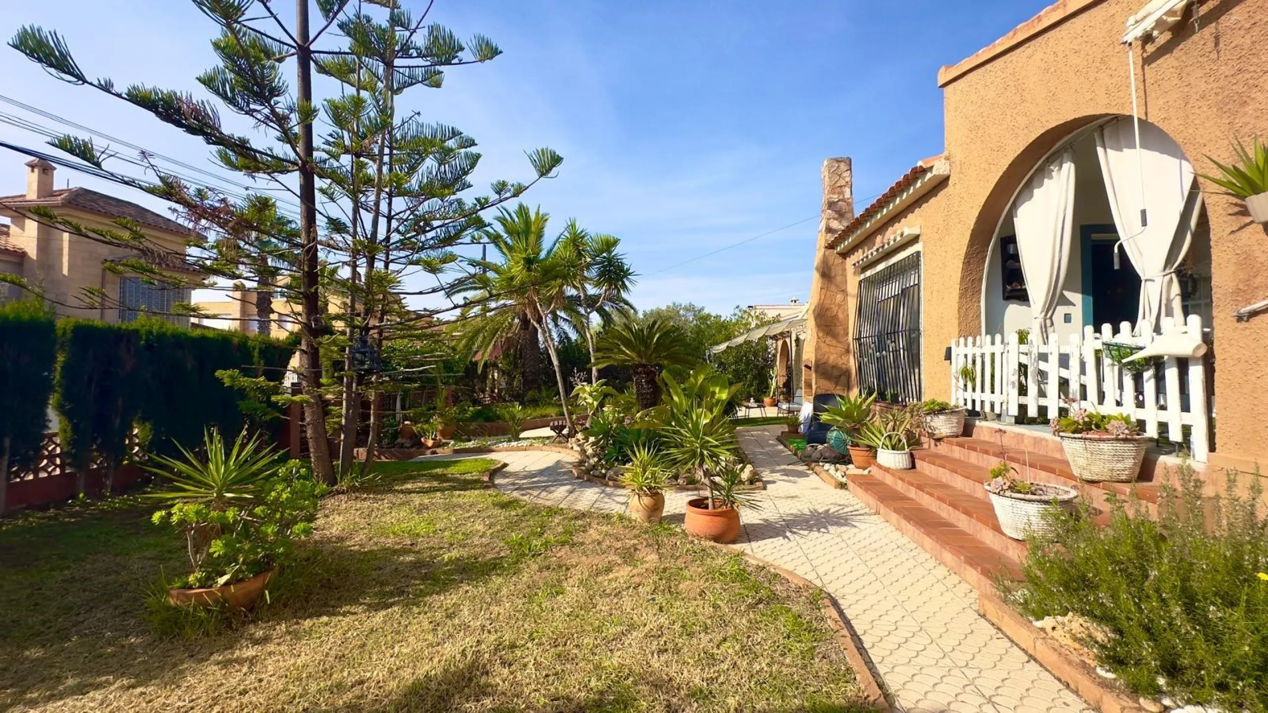 DETACHED VILLA WITH 800M2 PLOT WITH 3 BEDROOMS, 1 BATHROOM AND 1 TOILET