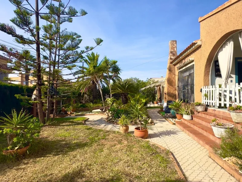 DETACHED VILLA WITH 800M2 PLOT WITH 3 BEDROOMS, 1 BATHROOM AND 1 TOILET