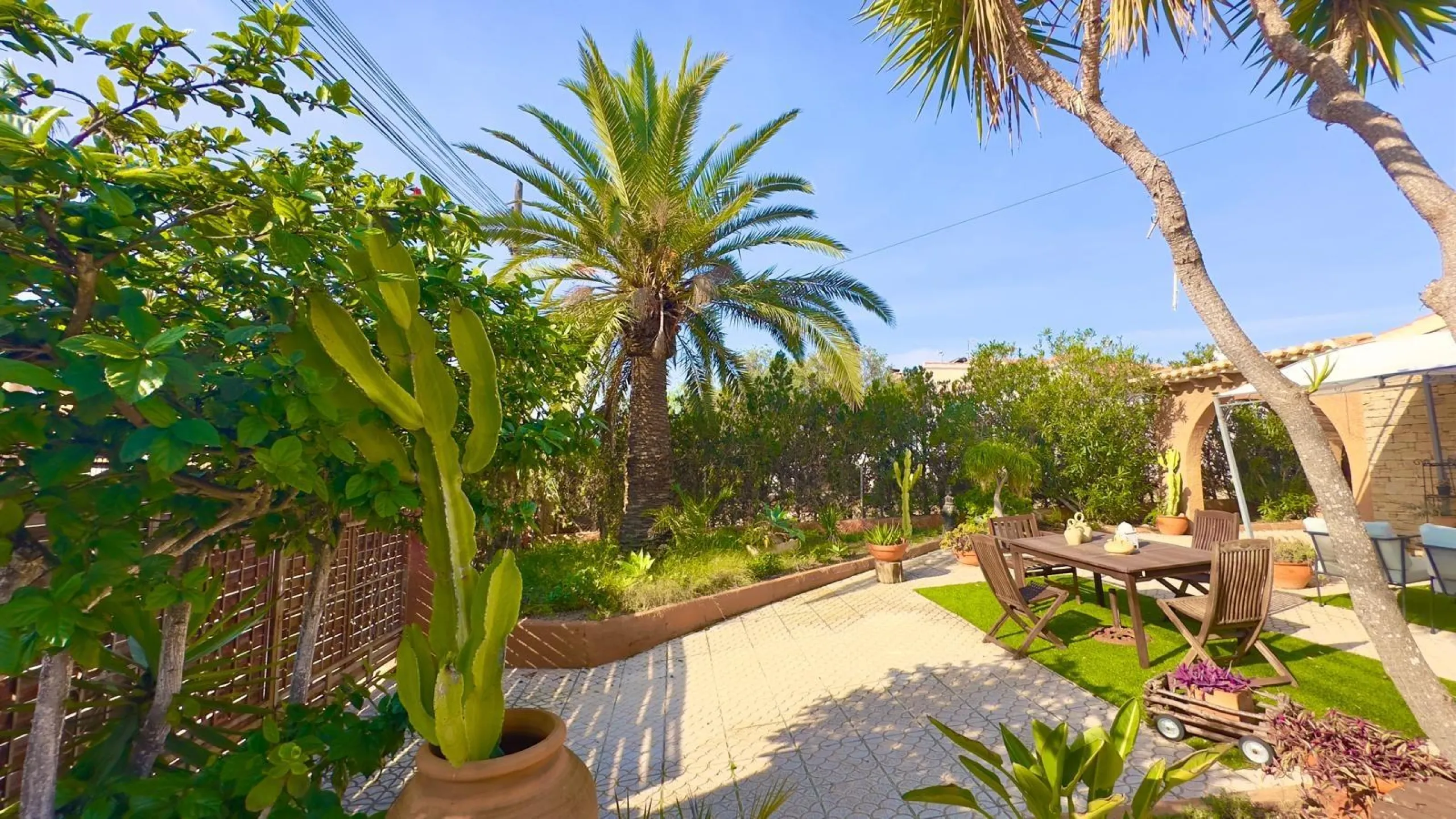 DETACHED VILLA WITH 800M2 PLOT WITH 3 BEDROOMS, 1 BATHROOM AND 1 TOILET