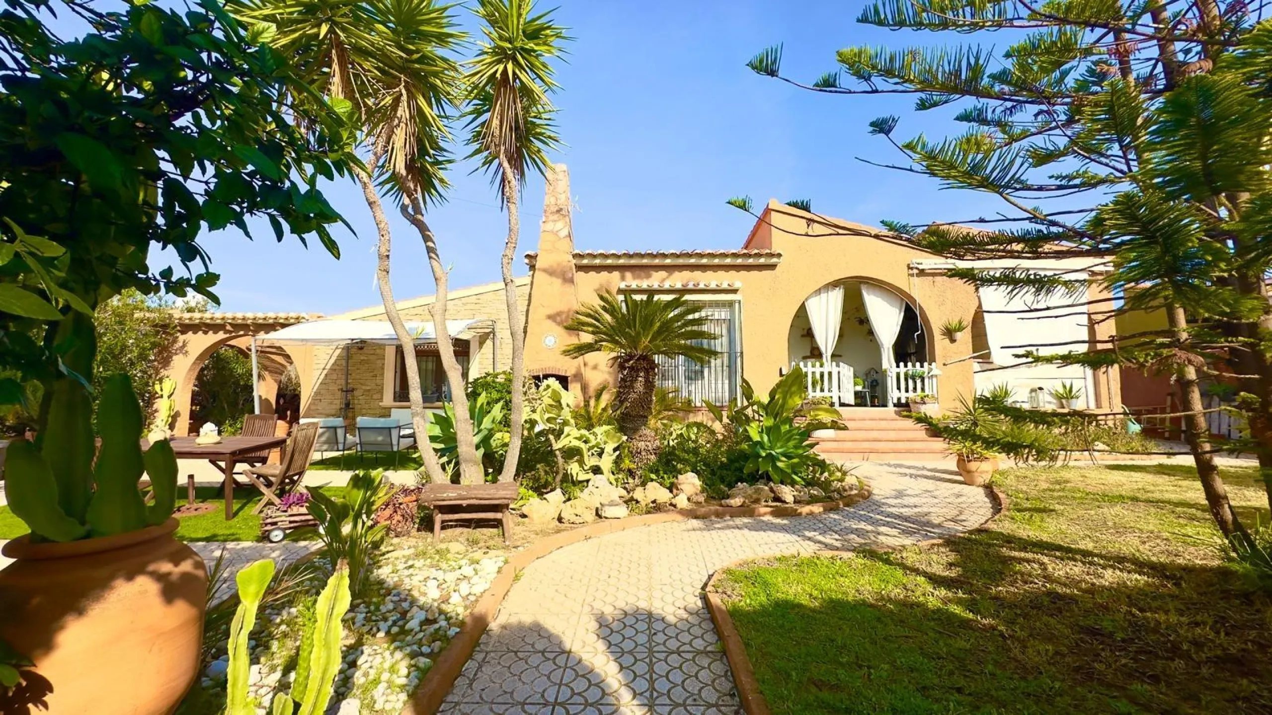 DETACHED VILLA WITH 800M2 PLOT WITH 3 BEDROOMS, 1 BATHROOM AND 1 TOILET