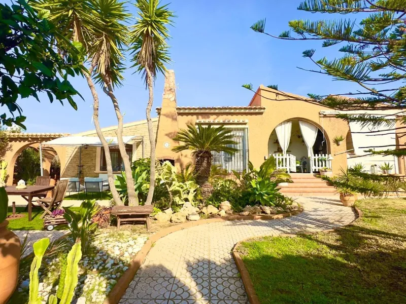 DETACHED VILLA WITH 800M2 PLOT WITH 3 BEDROOMS, 1 BATHROOM AND 1 TOILET