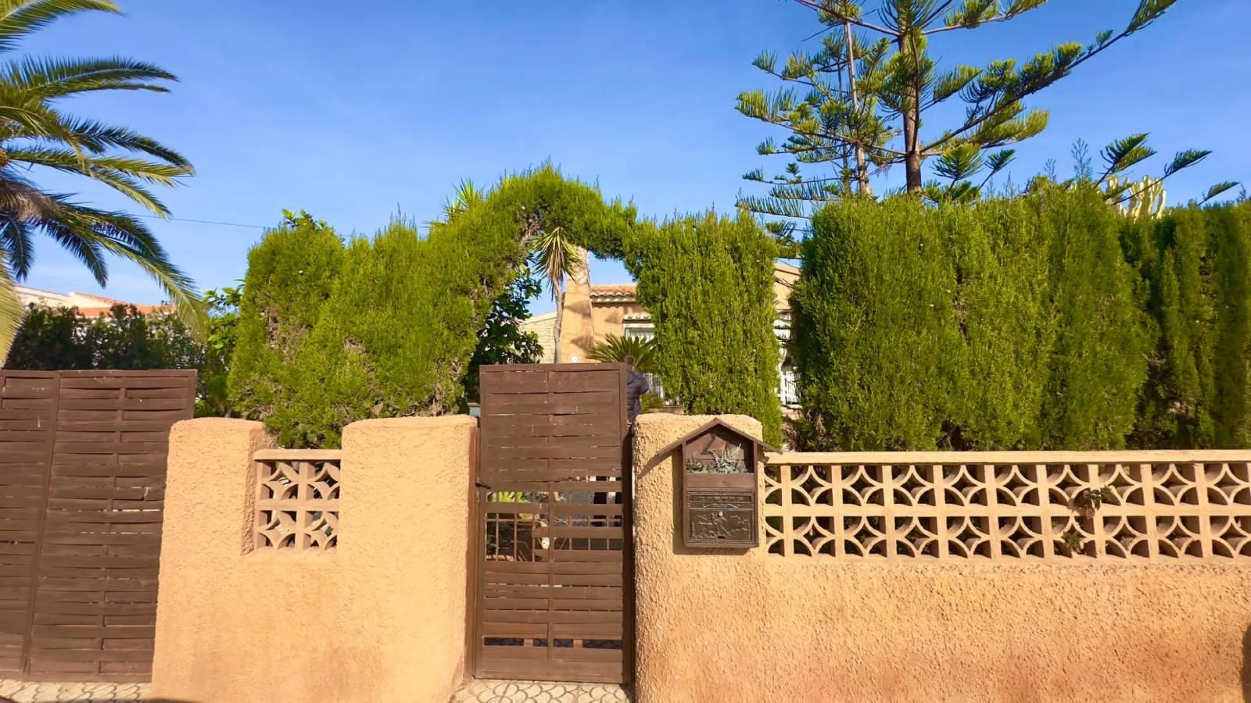 DETACHED VILLA WITH 800M2 PLOT WITH 3 BEDROOMS, 1 BATHROOM AND 1 TOILET
