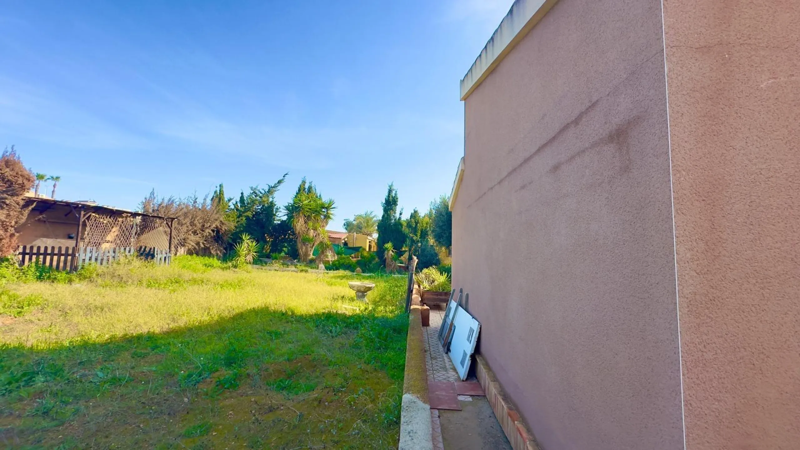 DETACHED VILLA WITH 800M2 PLOT WITH 3 BEDROOMS, 1 BATHROOM AND 1 TOILET