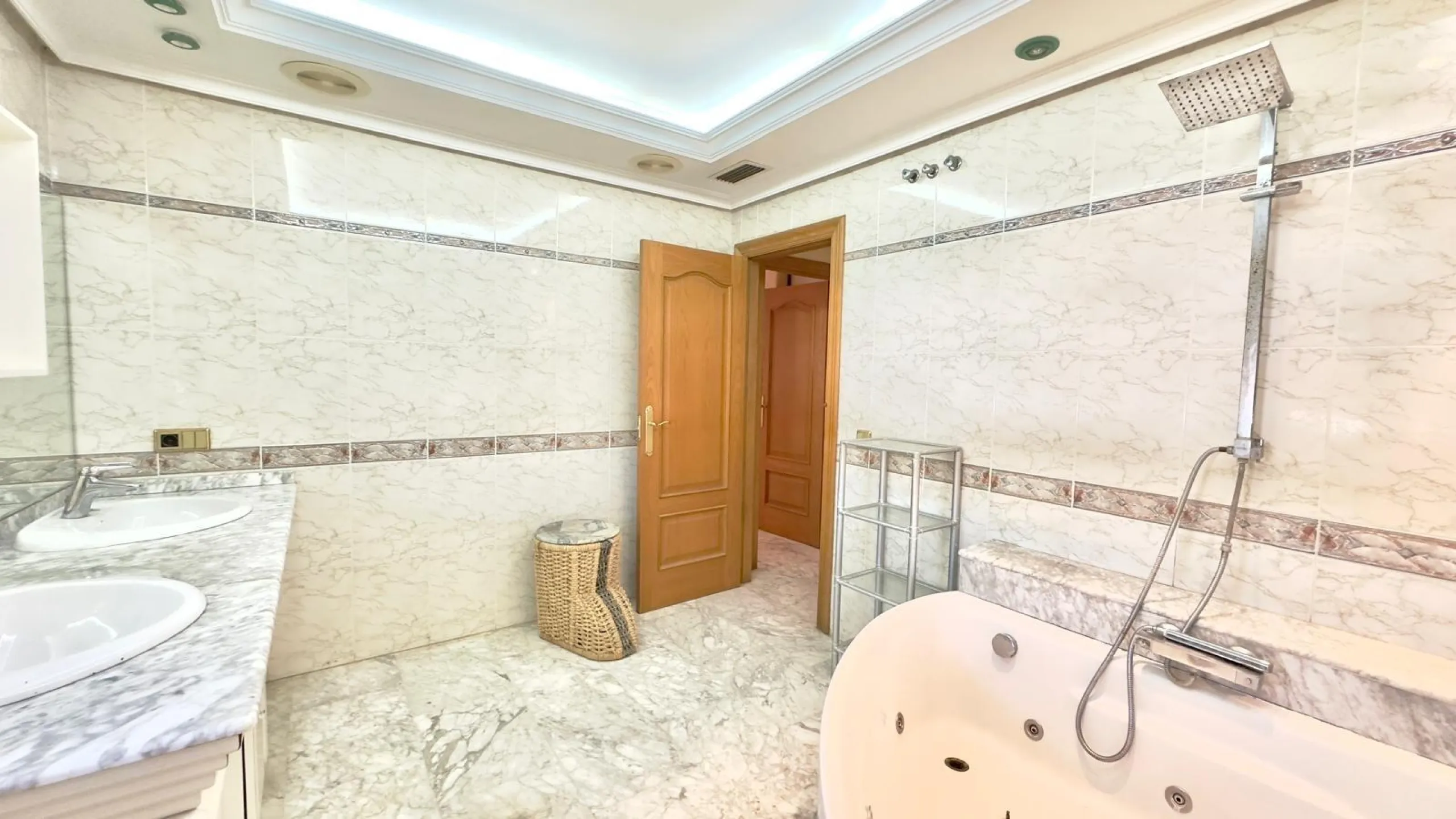 2 BEDROOM, 2 BATHROOM PENTHOUSE IN TORREVIEJA