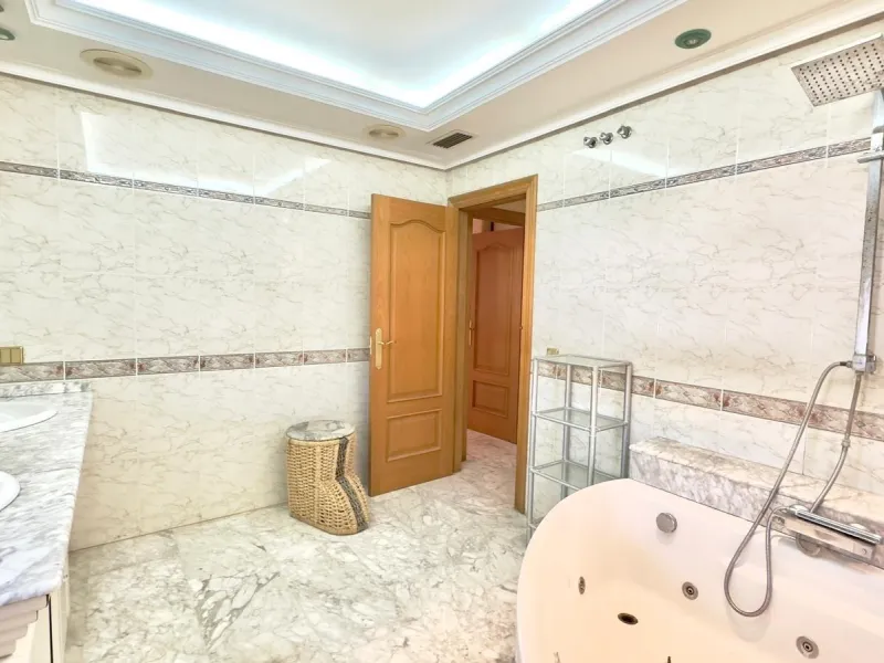 2 BEDROOM, 2 BATHROOM PENTHOUSE IN TORREVIEJA