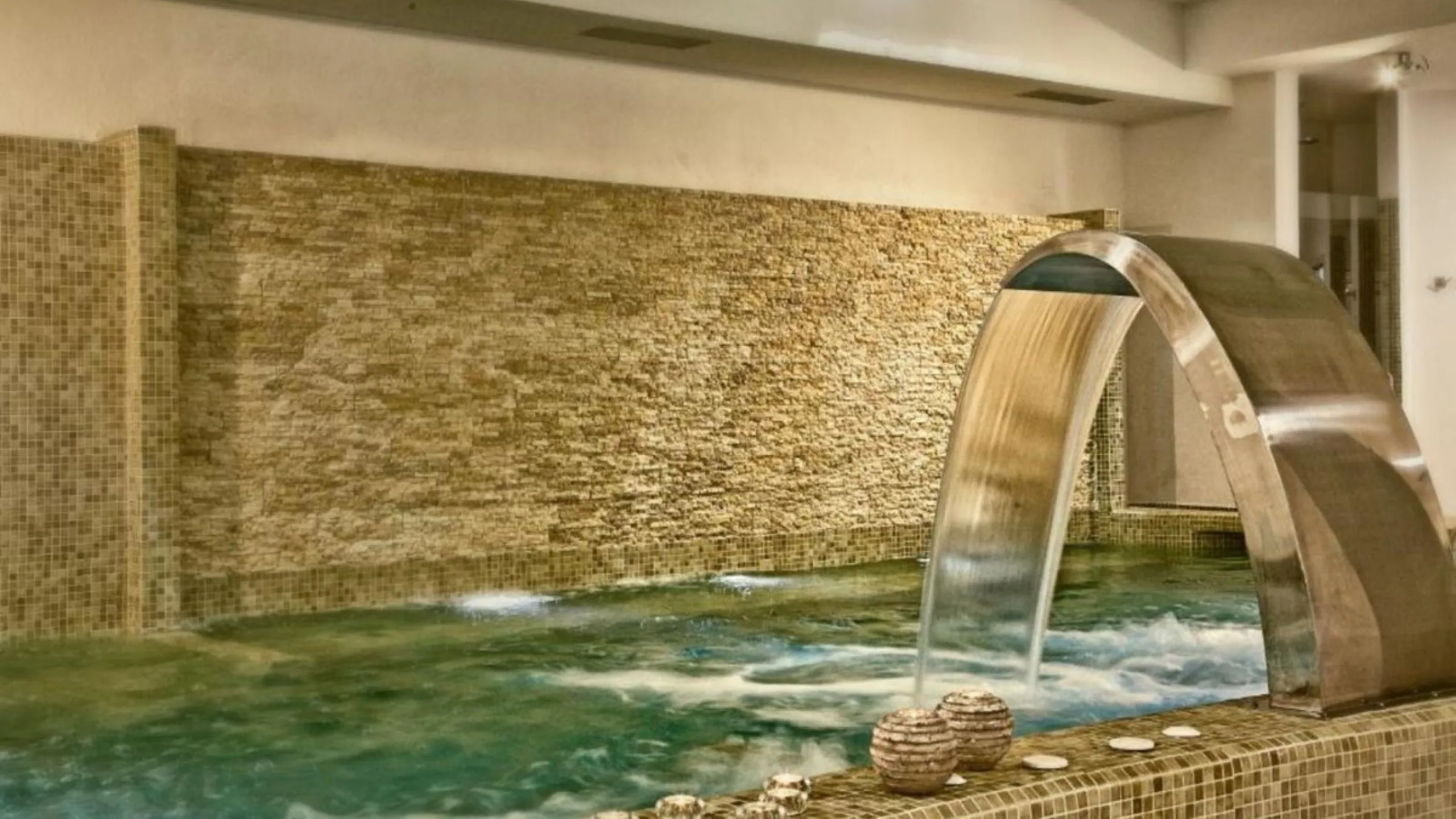 Exklusive renovierte Wohnung mit zwei Schlafzimmern in einer renommierten Hotelanlage in Nueva Andalucía, Marbella
