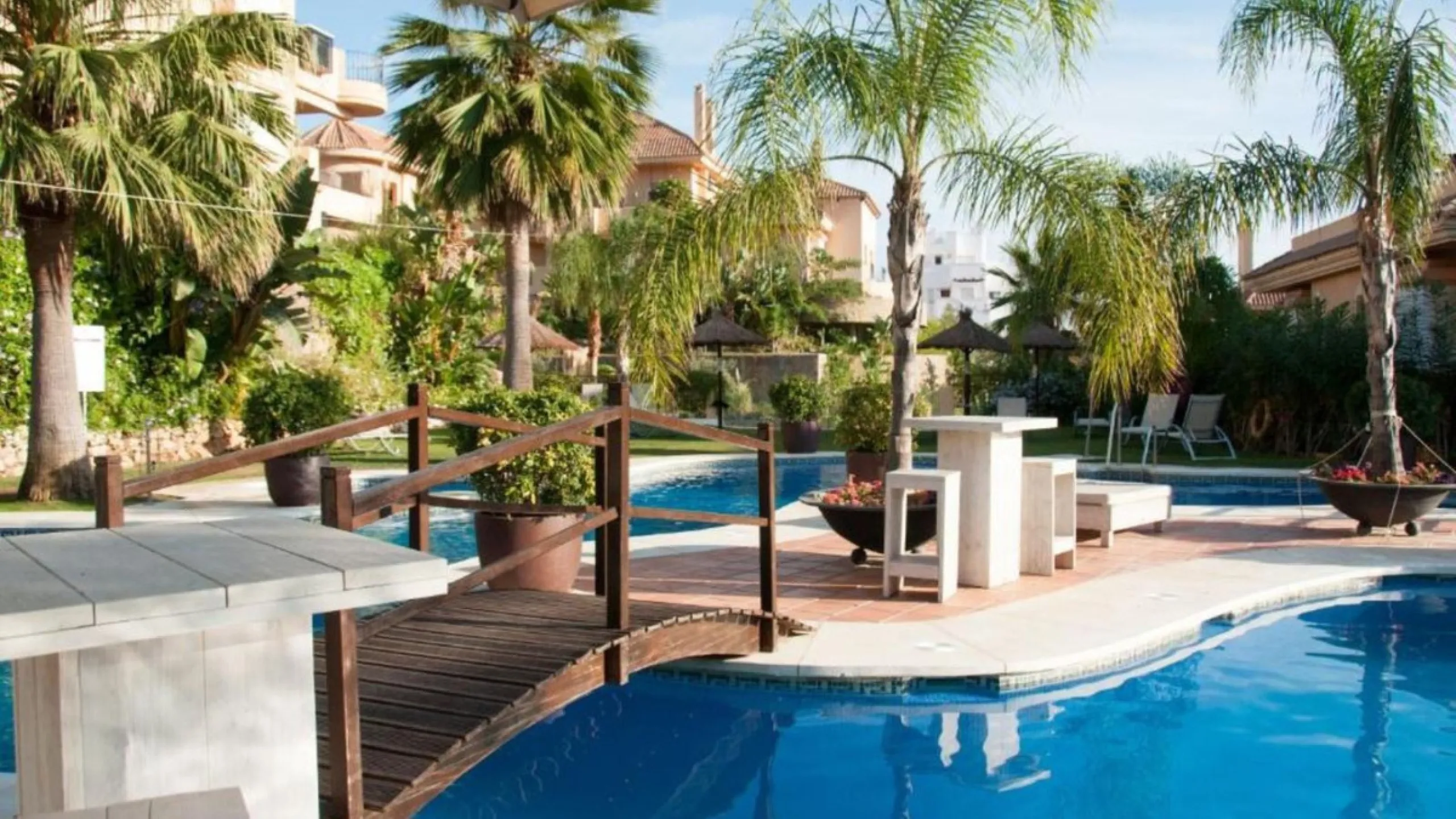 Exklusive renovierte Wohnung mit zwei Schlafzimmern in einer renommierten Hotelanlage in Nueva Andalucía, Marbella