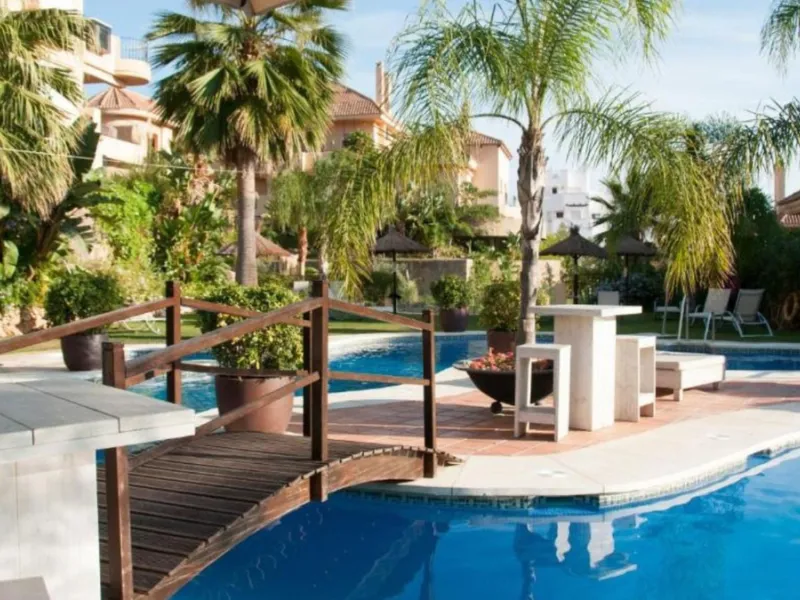 Exklusive renovierte Wohnung mit zwei Schlafzimmern in einer renommierten Hotelanlage in Nueva Andalucía, Marbella