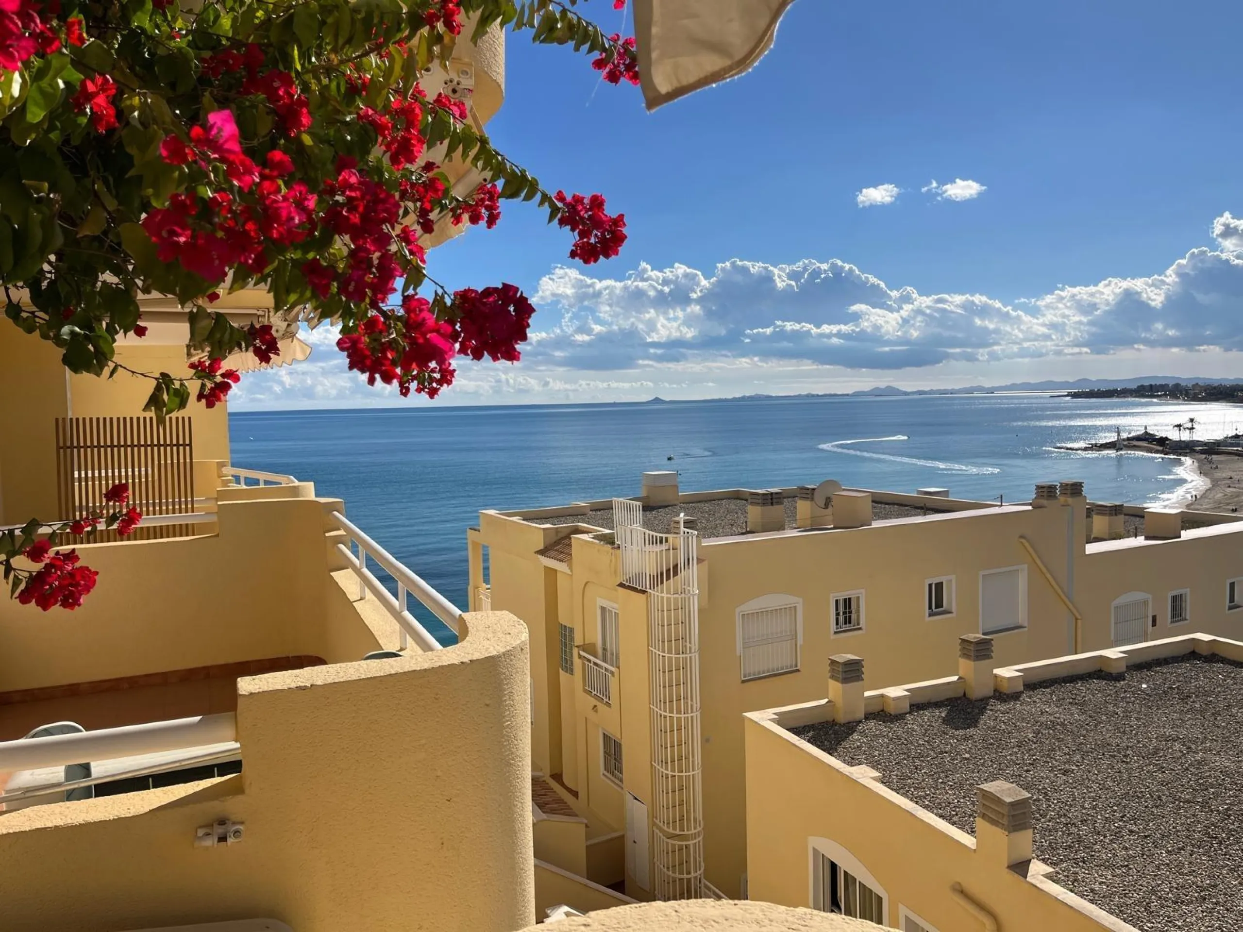 APARTAMENTO CON VISTAS AL MAR DE 3 HAB Y 2 BAÑOS CON TERRAZA Y PISCINA