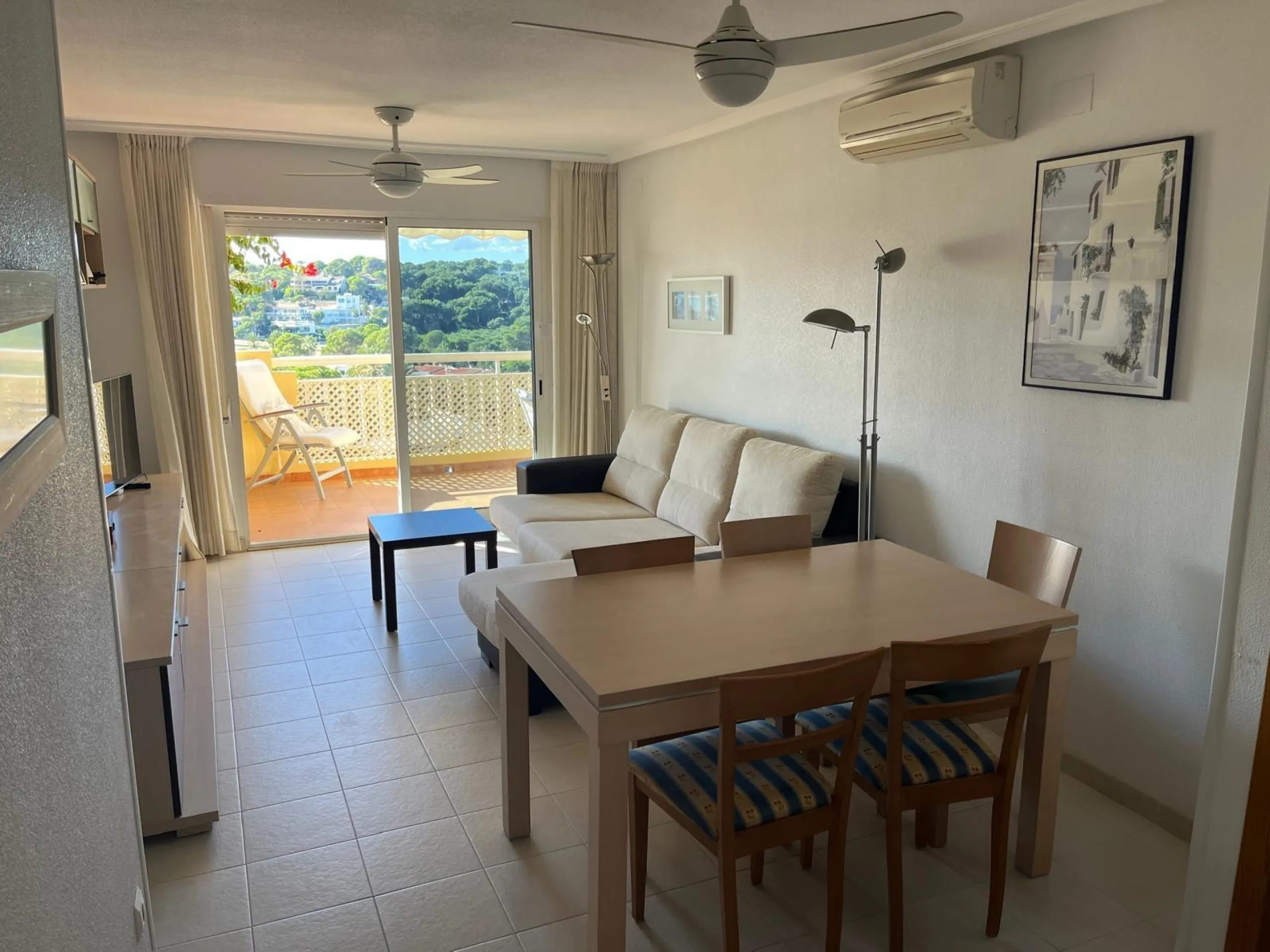 APARTAMENTO CON VISTAS AL MAR DE 3 HAB Y 2 BAÑOS CON TERRAZA Y PISCINA
