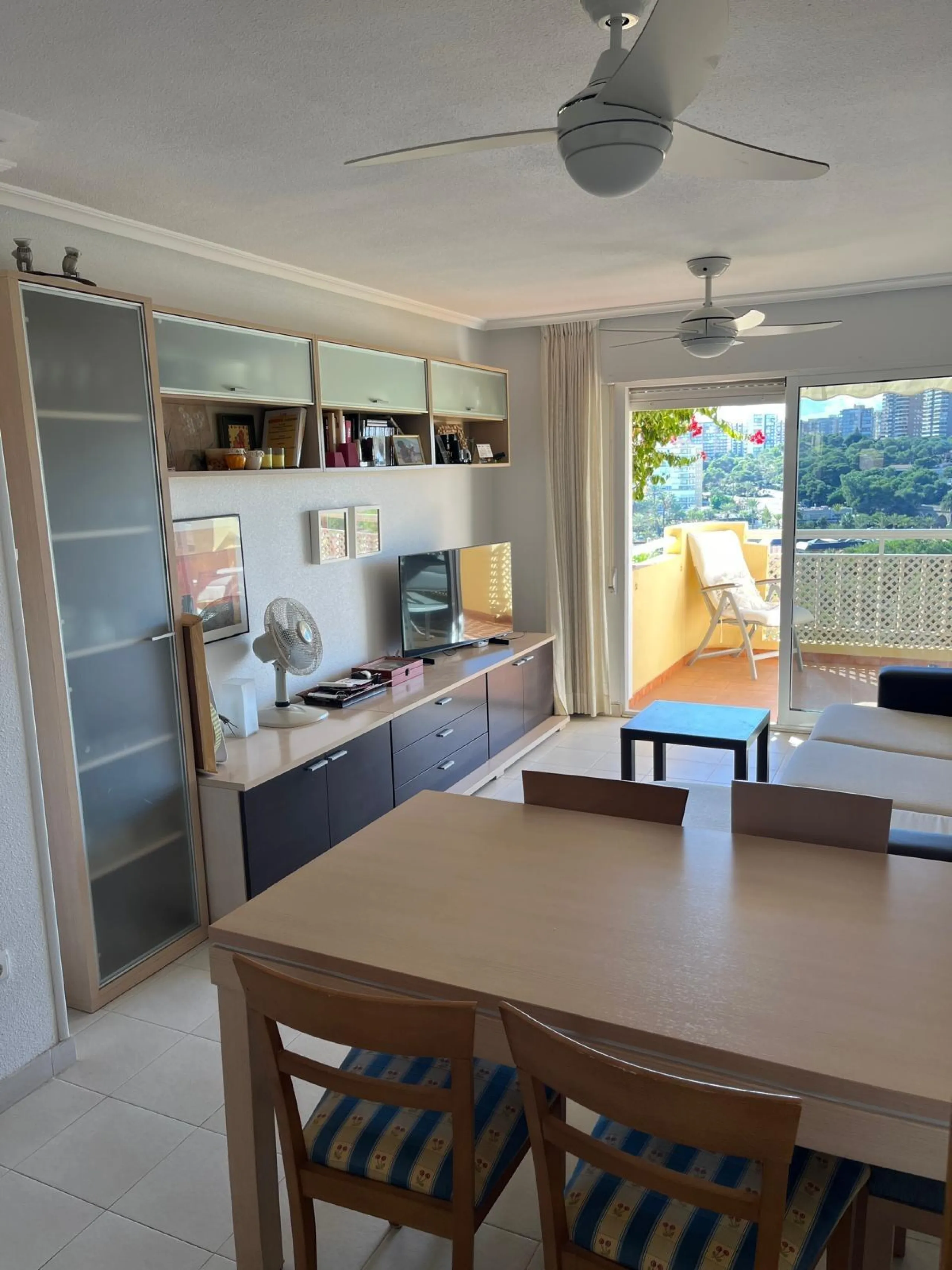APARTAMENTO CON VISTAS AL MAR DE 3 HAB Y 2 BAÑOS CON TERRAZA Y PISCINA