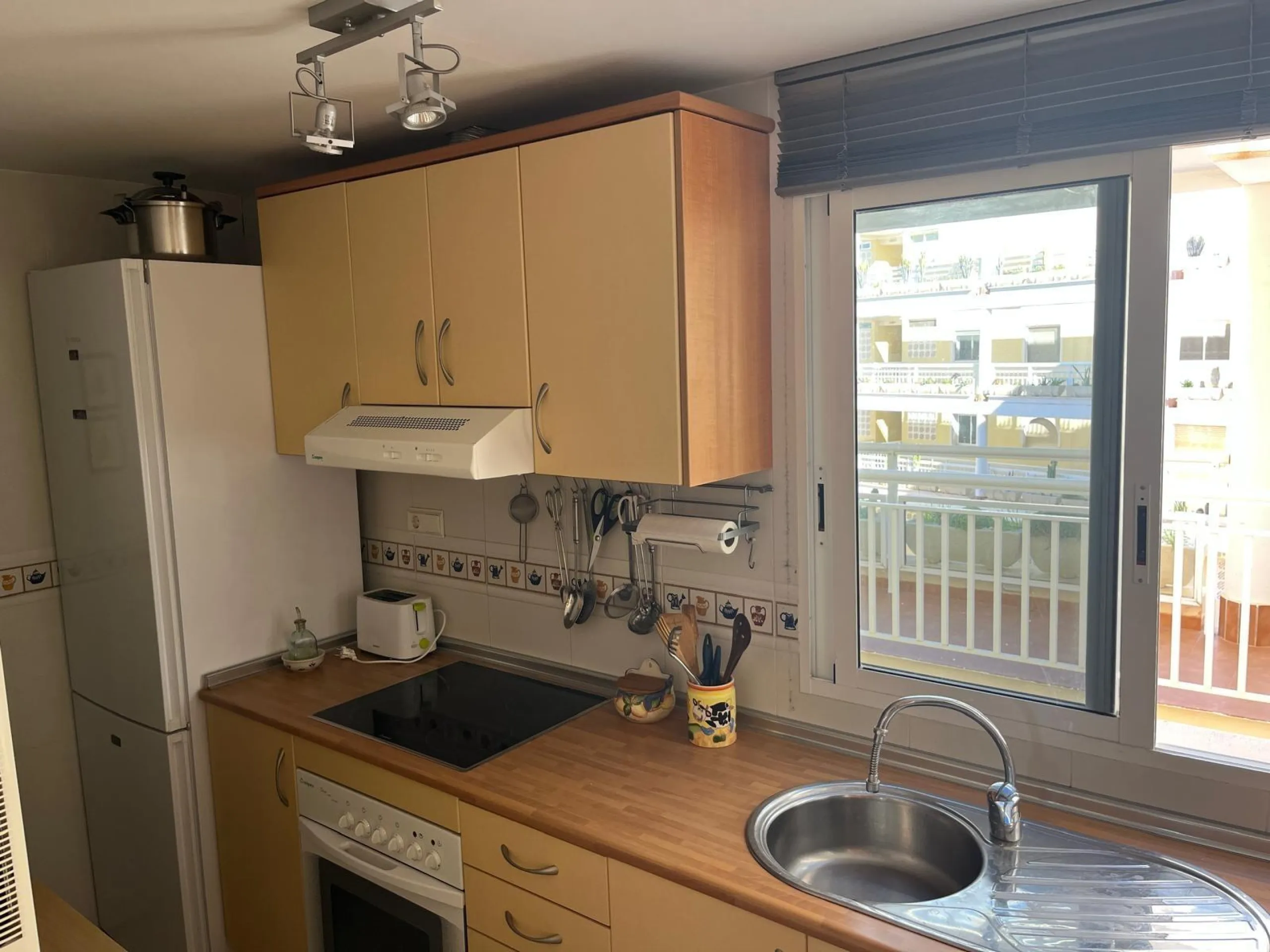 APARTAMENTO CON VISTAS AL MAR DE 3 HAB Y 2 BAÑOS CON TERRAZA Y PISCINA
