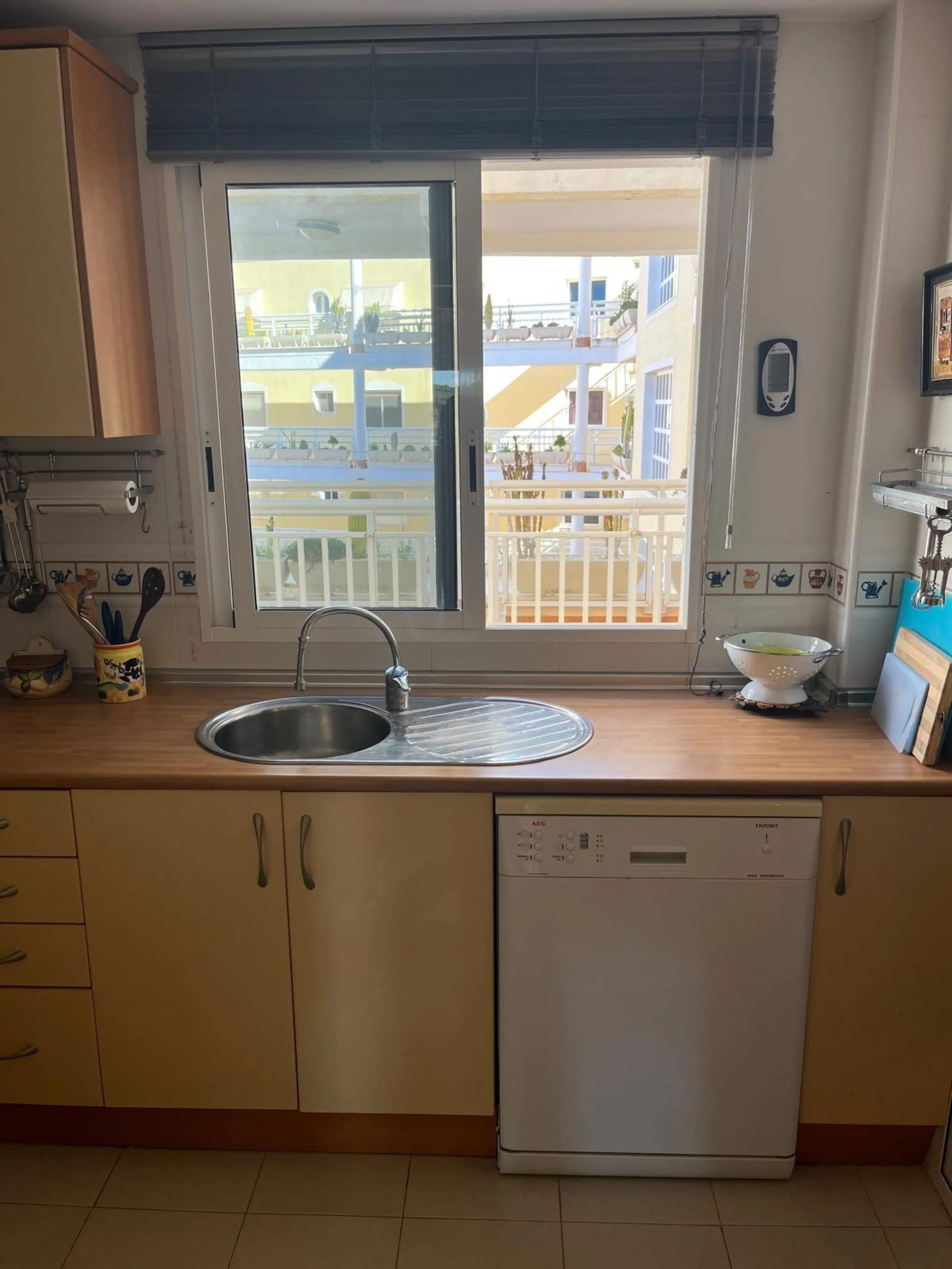 APARTAMENTO CON VISTAS AL MAR DE 3 HAB Y 2 BAÑOS CON TERRAZA Y PISCINA