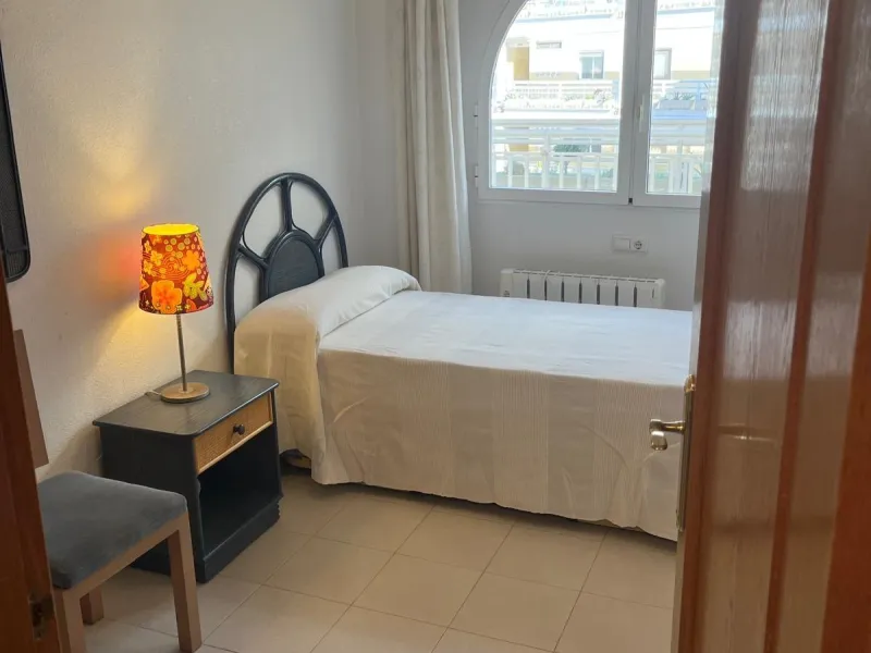 APARTAMENTO CON VISTAS AL MAR DE 3 HAB Y 2 BAÑOS CON TERRAZA Y PISCINA