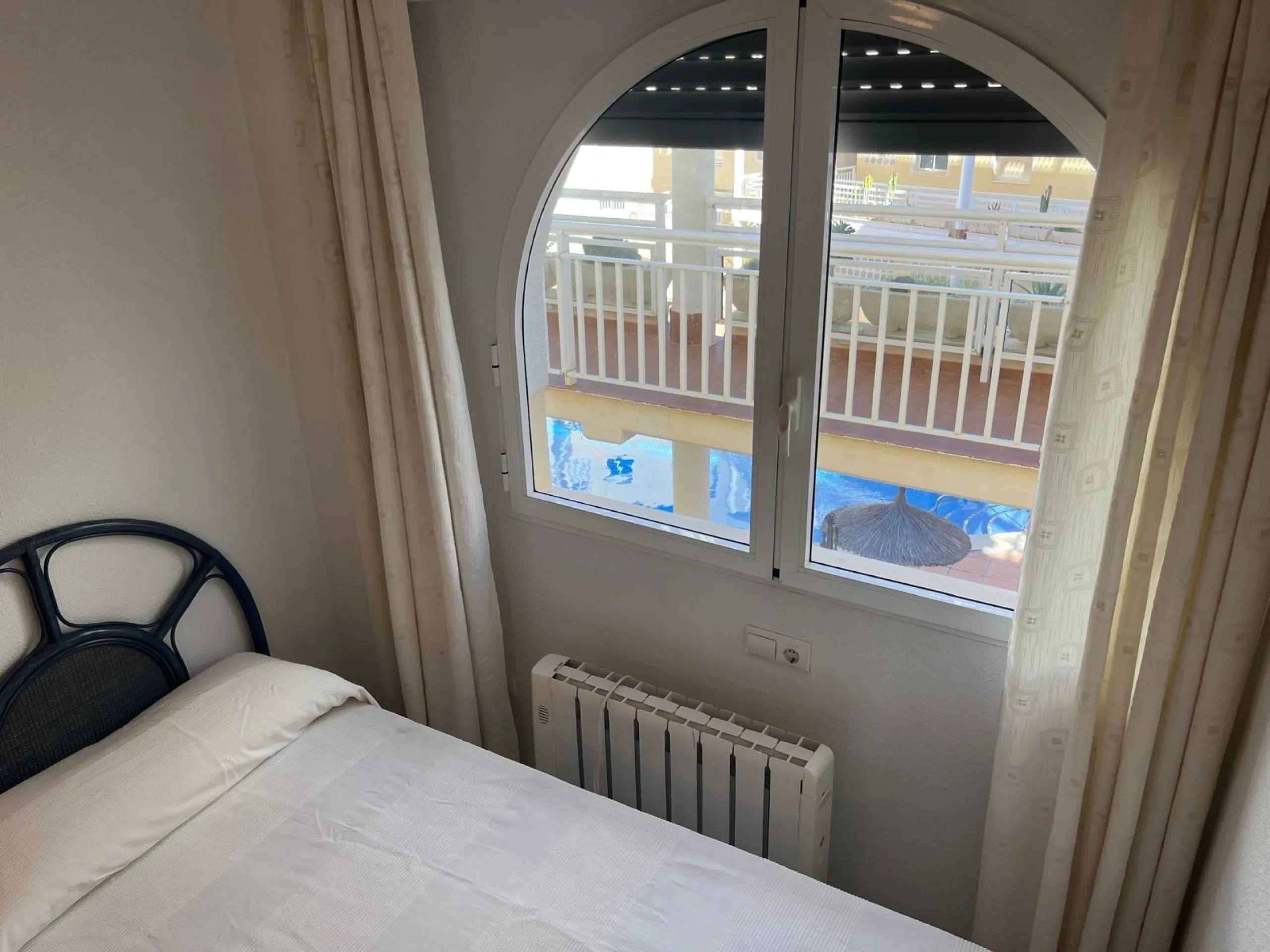 APARTAMENTO CON VISTAS AL MAR DE 3 HAB Y 2 BAÑOS CON TERRAZA Y PISCINA
