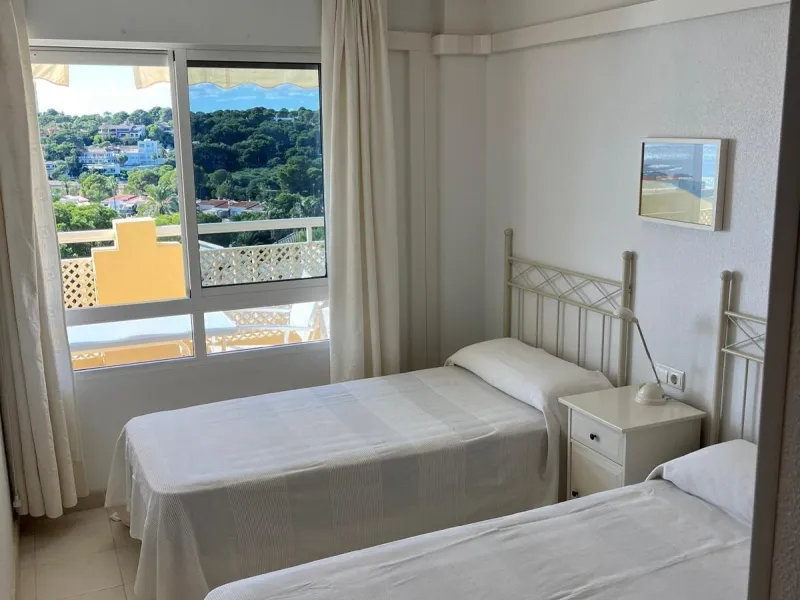 APARTAMENTO CON VISTAS AL MAR DE 3 HAB Y 2 BAÑOS CON TERRAZA Y PISCINA