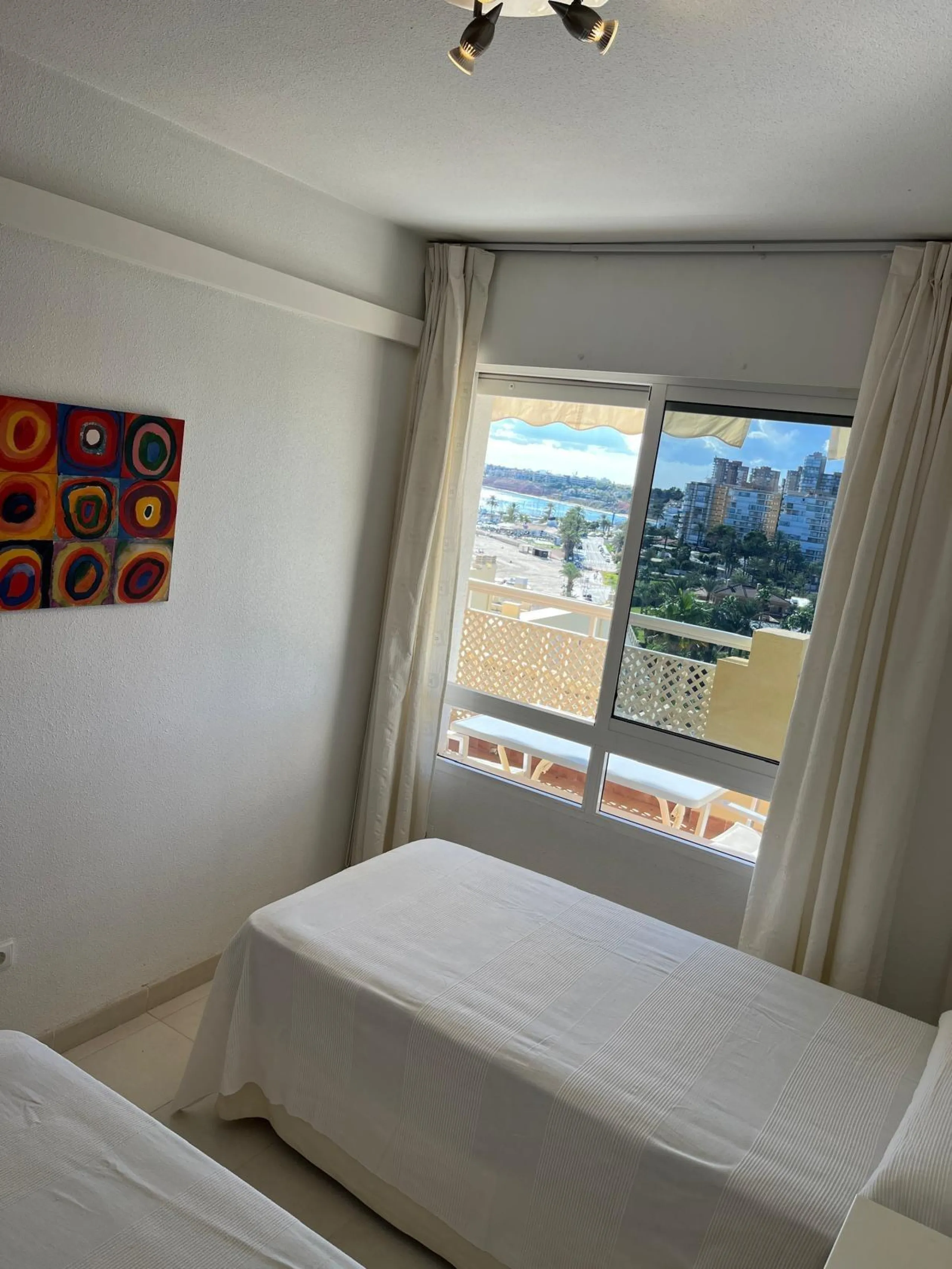 APARTAMENTO CON VISTAS AL MAR DE 3 HAB Y 2 BAÑOS CON TERRAZA Y PISCINA
