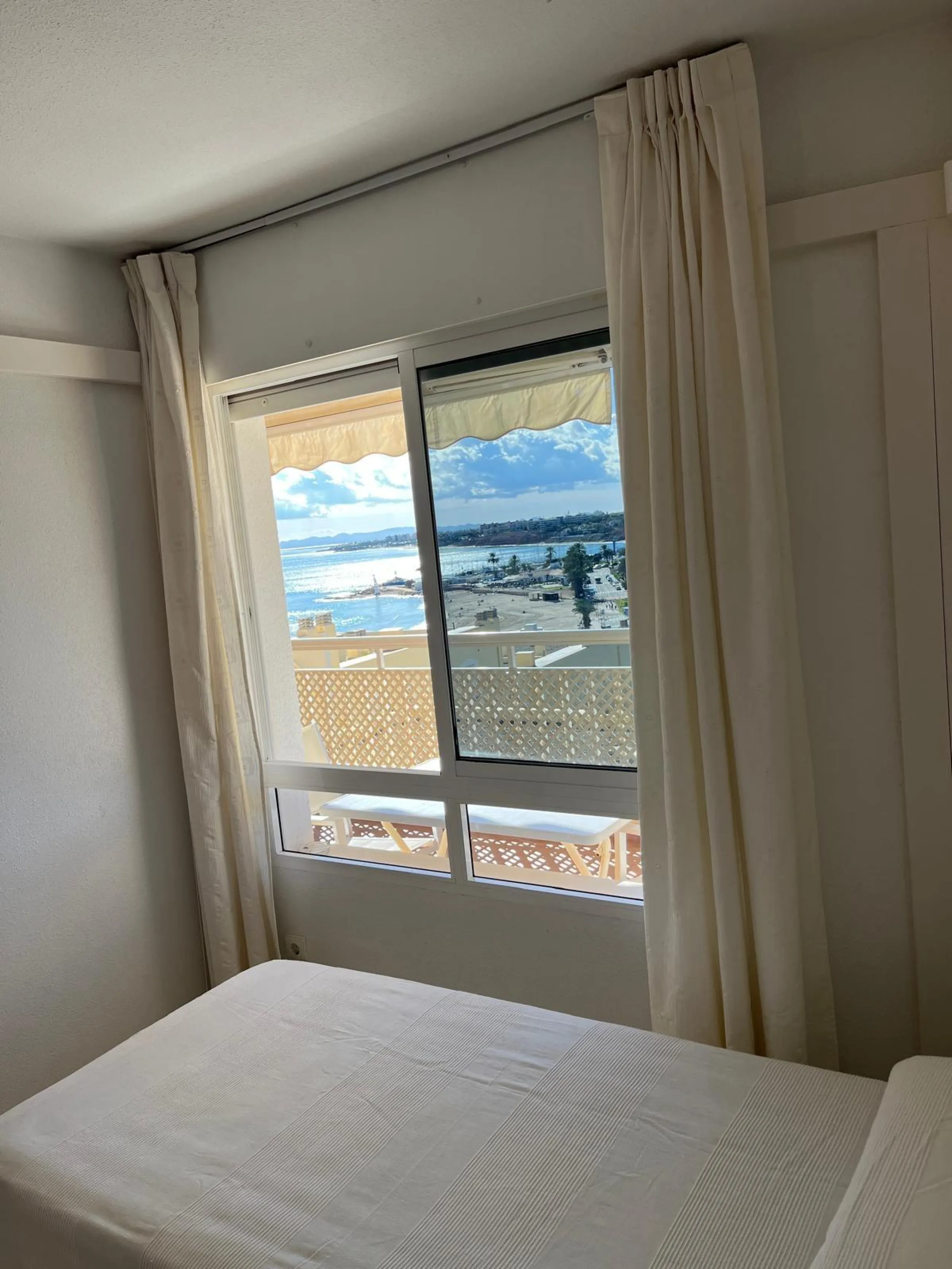 APARTAMENTO CON VISTAS AL MAR DE 3 HAB Y 2 BAÑOS CON TERRAZA Y PISCINA