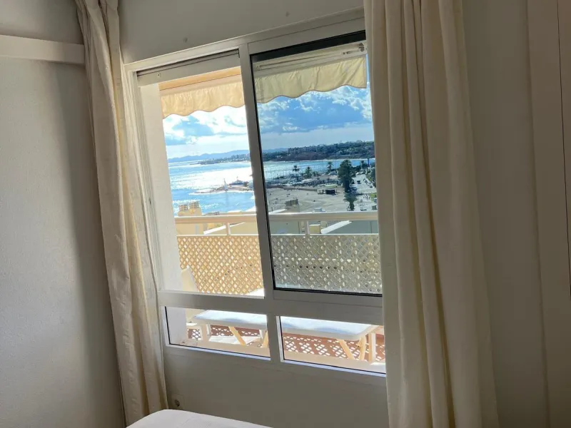 APARTAMENTO CON VISTAS AL MAR DE 3 HAB Y 2 BAÑOS CON TERRAZA Y PISCINA