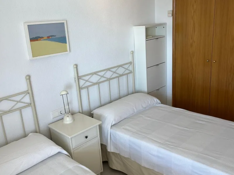 APARTAMENTO CON VISTAS AL MAR DE 3 HAB Y 2 BAÑOS CON TERRAZA Y PISCINA