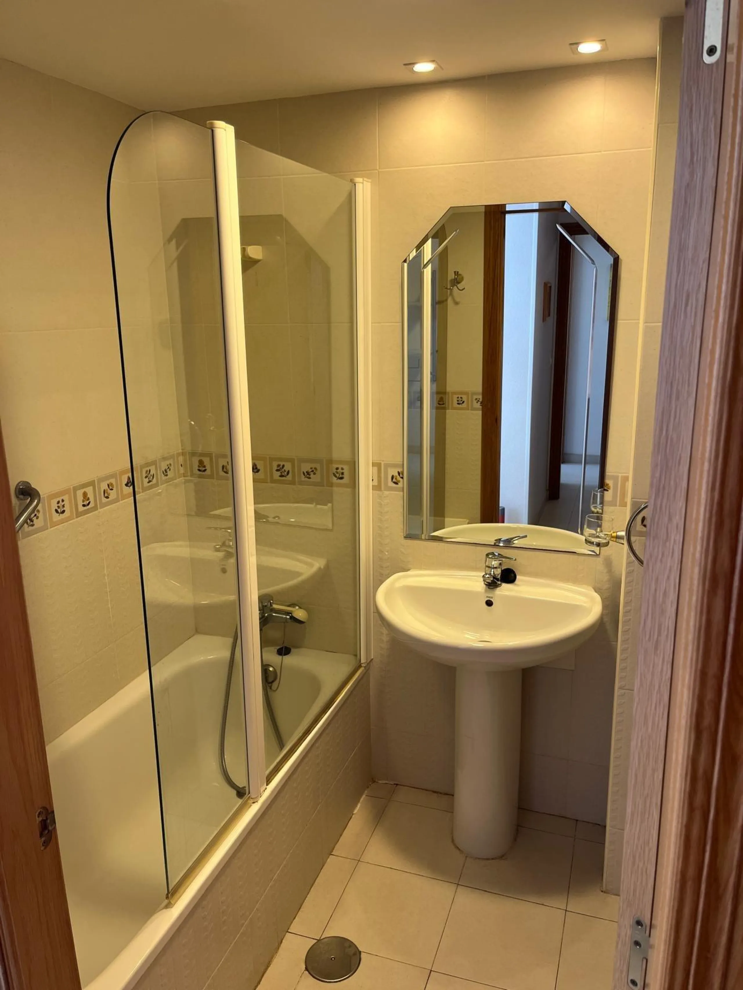 APARTAMENTO CON VISTAS AL MAR DE 3 HAB Y 2 BAÑOS CON TERRAZA Y PISCINA