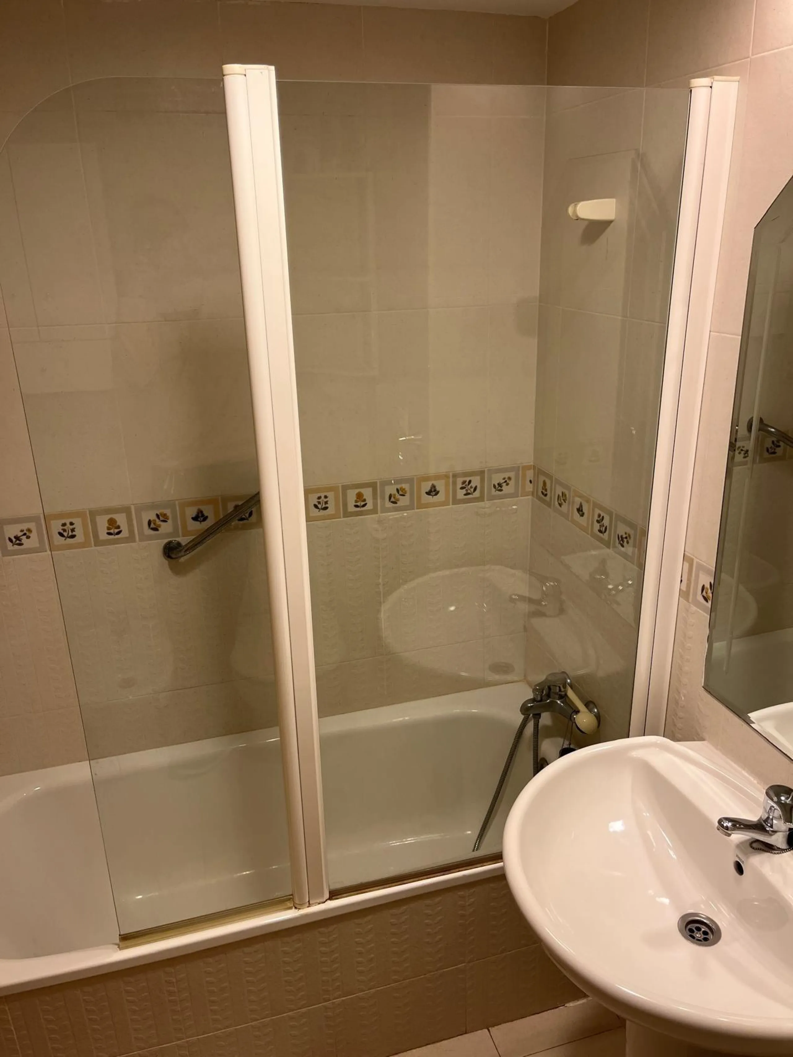 APARTAMENTO CON VISTAS AL MAR DE 3 HAB Y 2 BAÑOS CON TERRAZA Y PISCINA