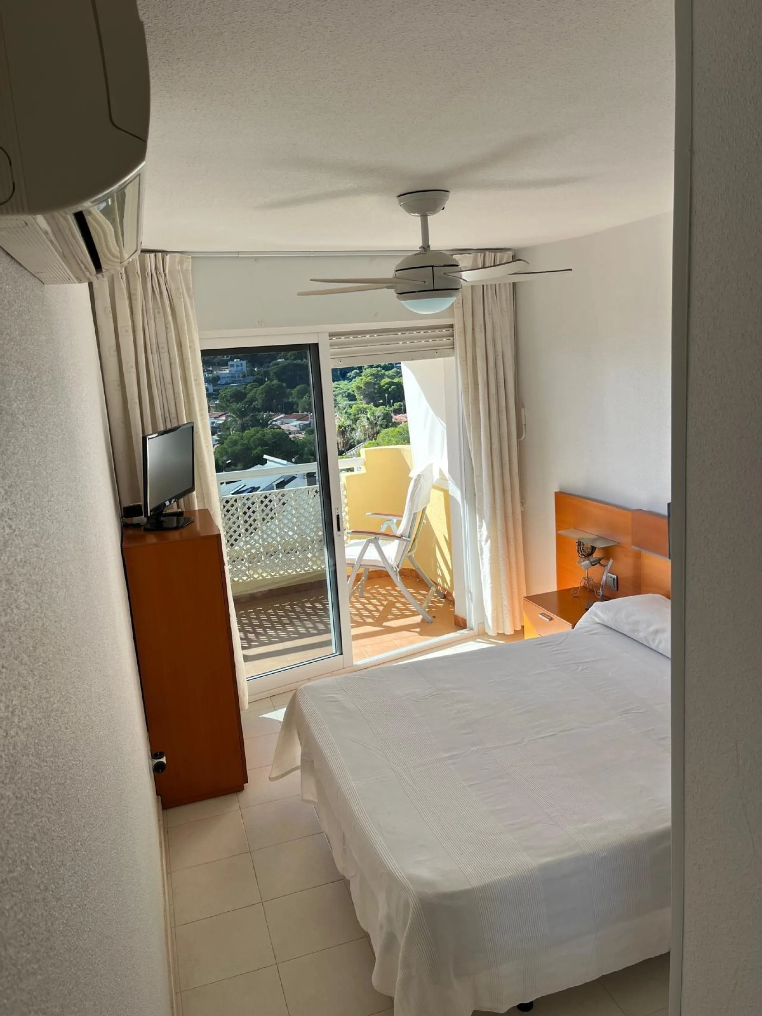 APARTAMENTO CON VISTAS AL MAR DE 3 HAB Y 2 BAÑOS CON TERRAZA Y PISCINA