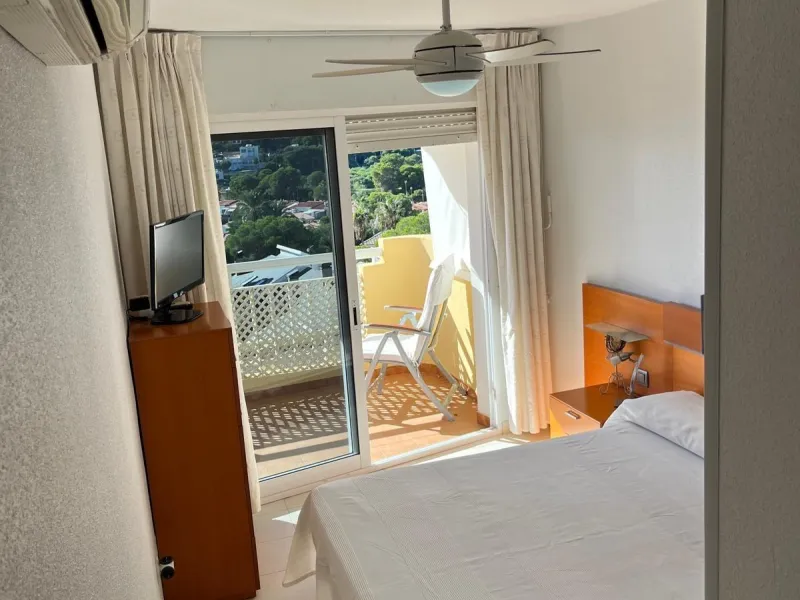 APARTAMENTO CON VISTAS AL MAR DE 3 HAB Y 2 BAÑOS CON TERRAZA Y PISCINA