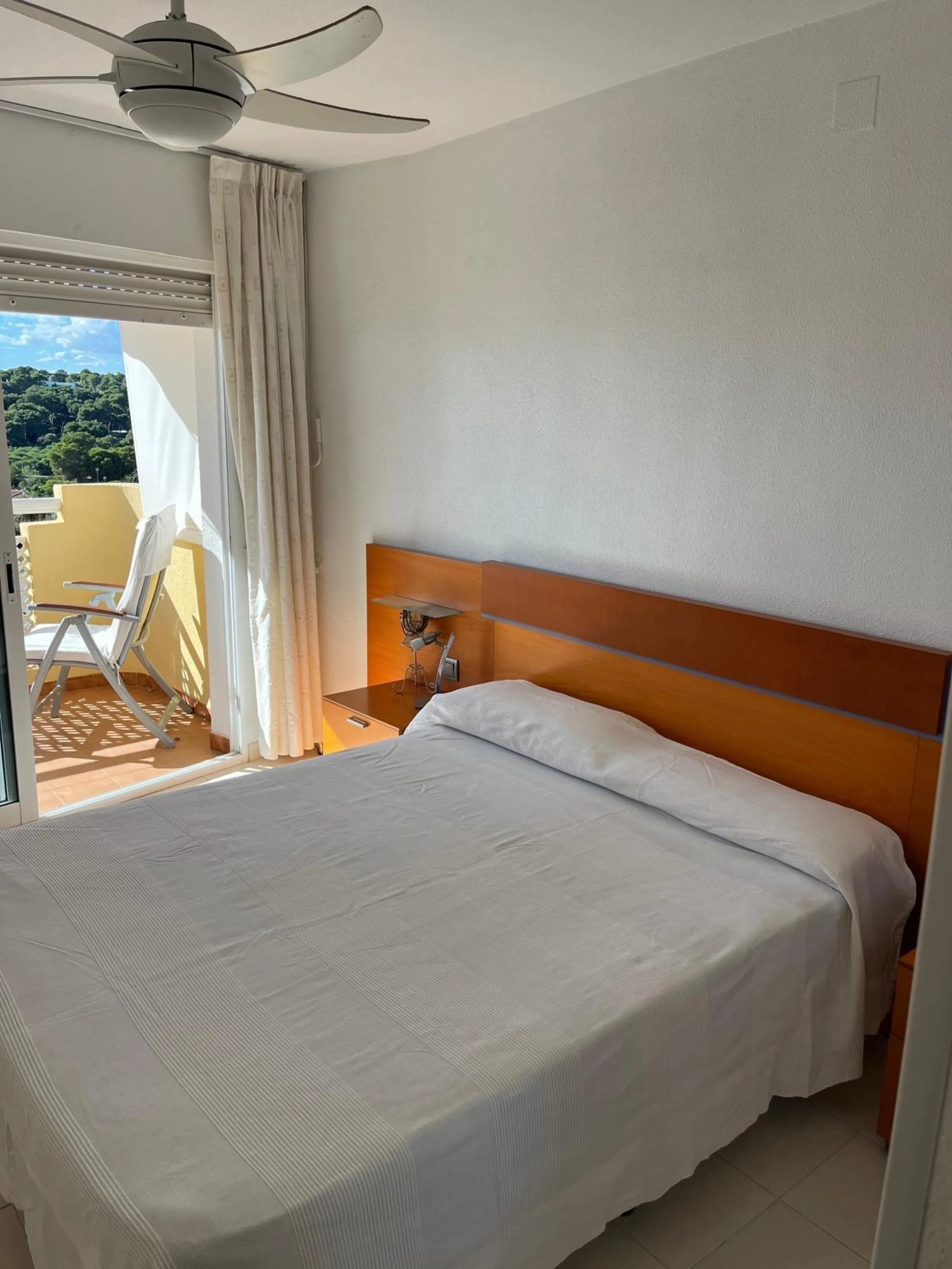 APARTAMENTO CON VISTAS AL MAR DE 3 HAB Y 2 BAÑOS CON TERRAZA Y PISCINA