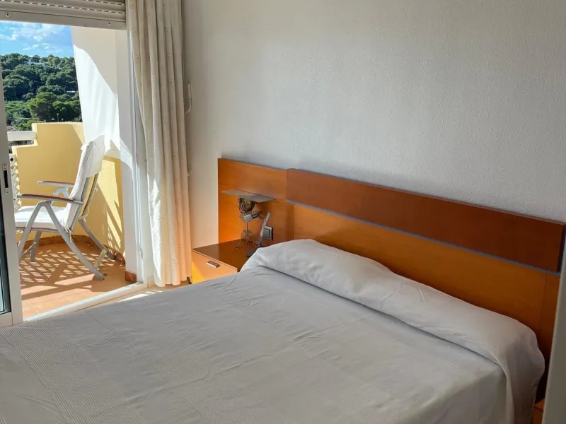 APARTAMENTO CON VISTAS AL MAR DE 3 HAB Y 2 BAÑOS CON TERRAZA Y PISCINA