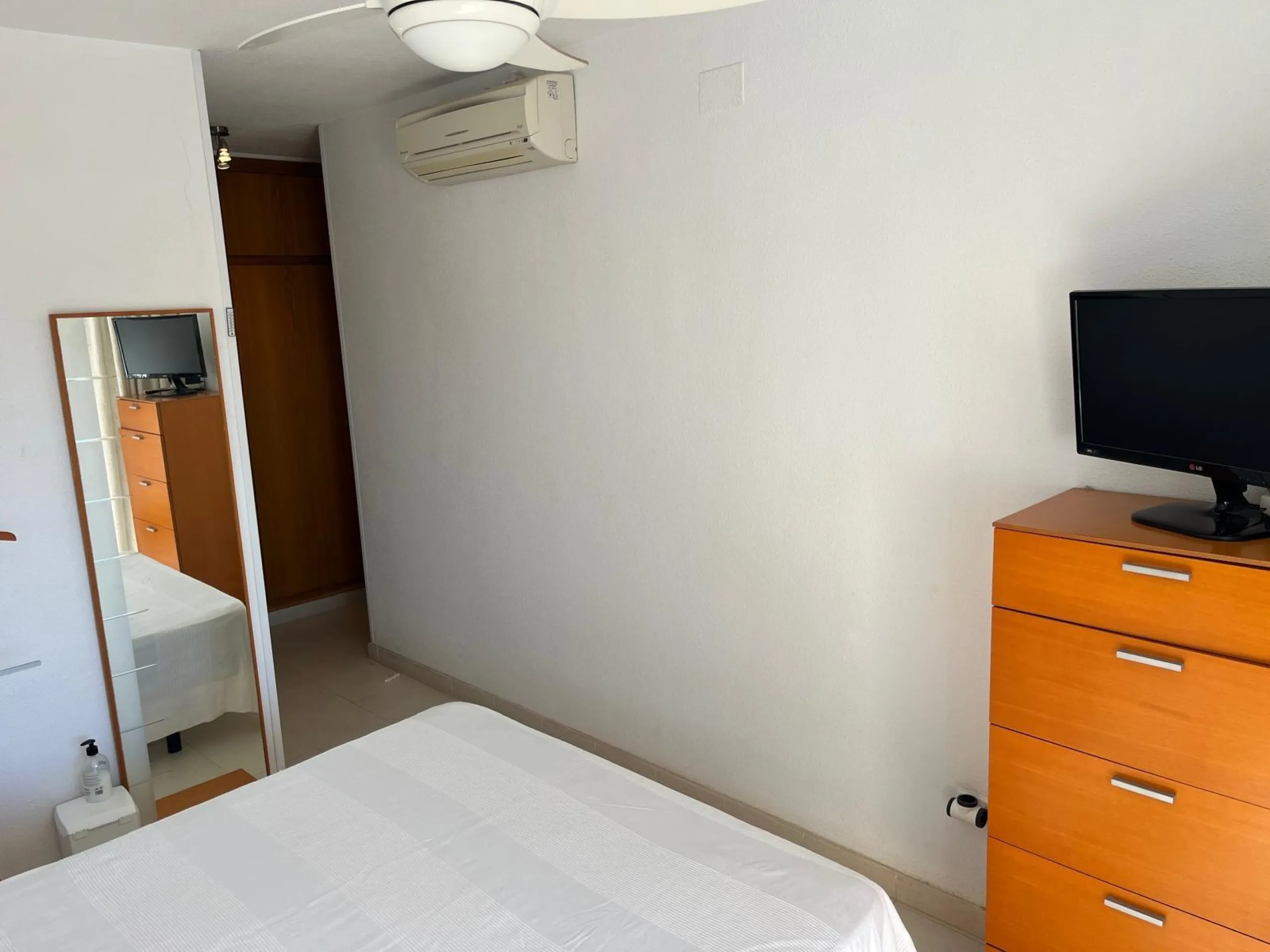 APARTAMENTO CON VISTAS AL MAR DE 3 HAB Y 2 BAÑOS CON TERRAZA Y PISCINA