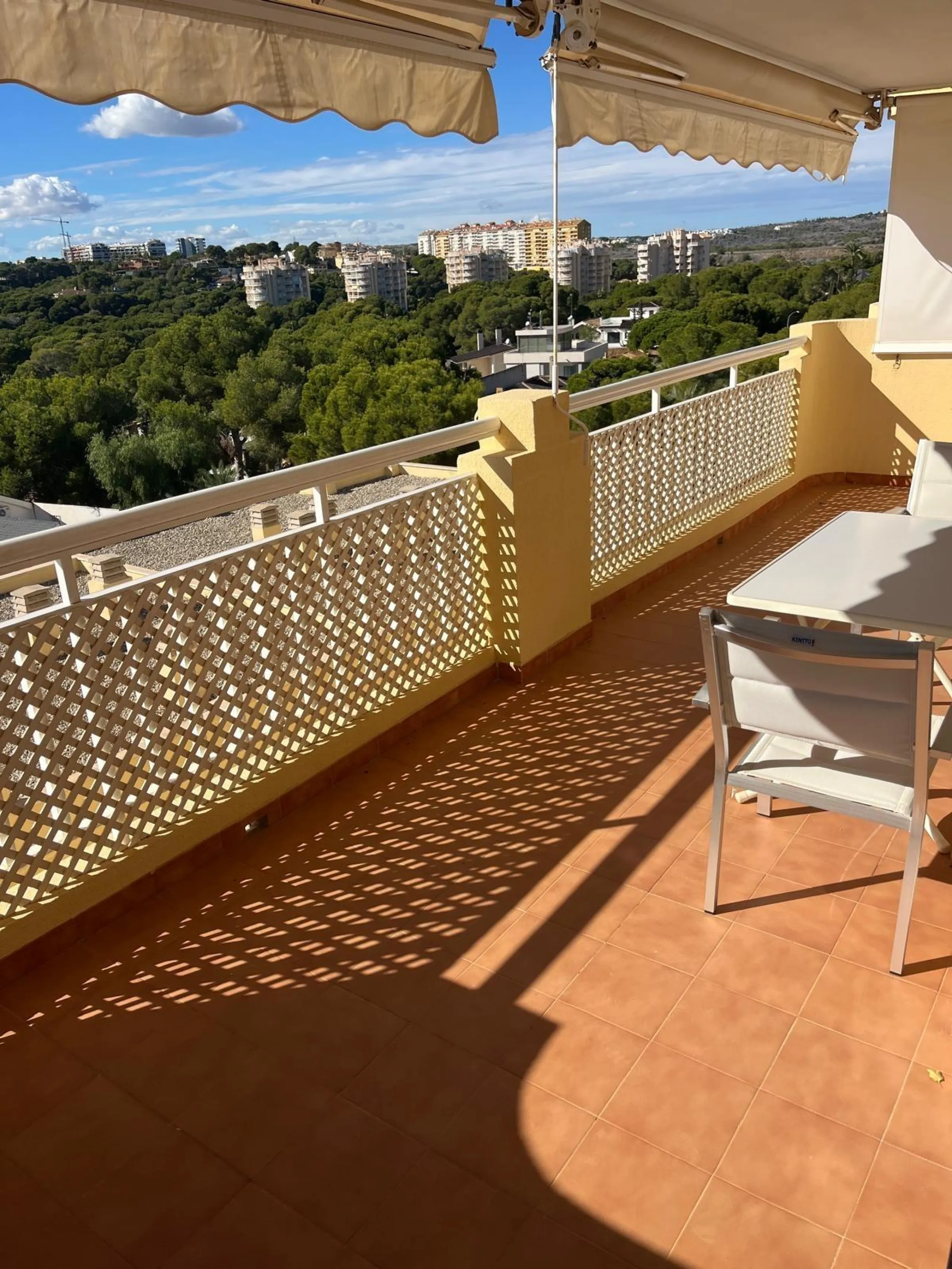 APARTAMENTO CON VISTAS AL MAR DE 3 HAB Y 2 BAÑOS CON TERRAZA Y PISCINA