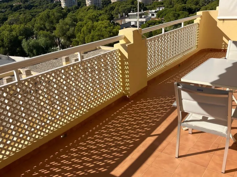 APARTAMENTO CON VISTAS AL MAR DE 3 HAB Y 2 BAÑOS CON TERRAZA Y PISCINA