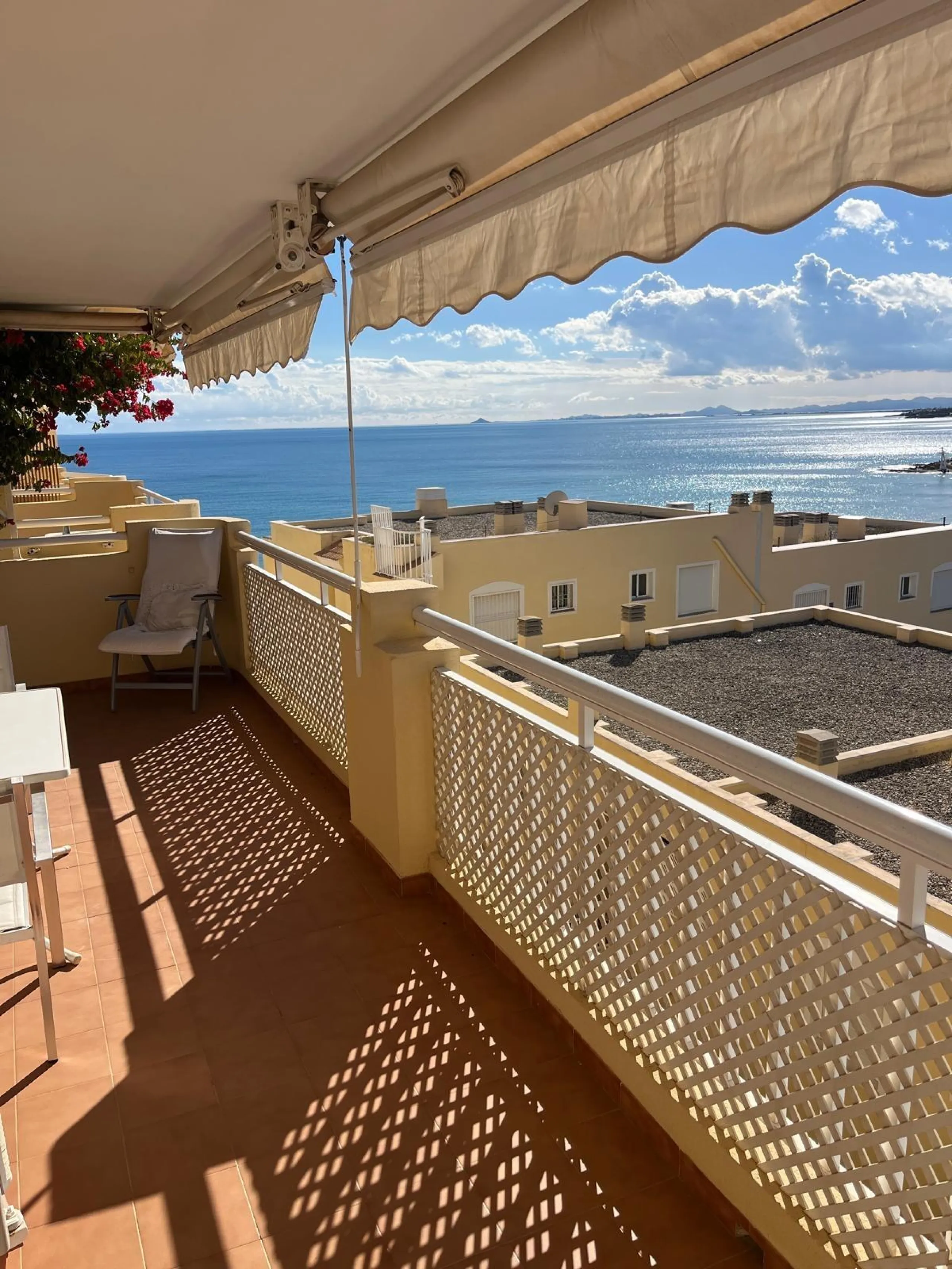 APARTAMENTO CON VISTAS AL MAR DE 3 HAB Y 2 BAÑOS CON TERRAZA Y PISCINA