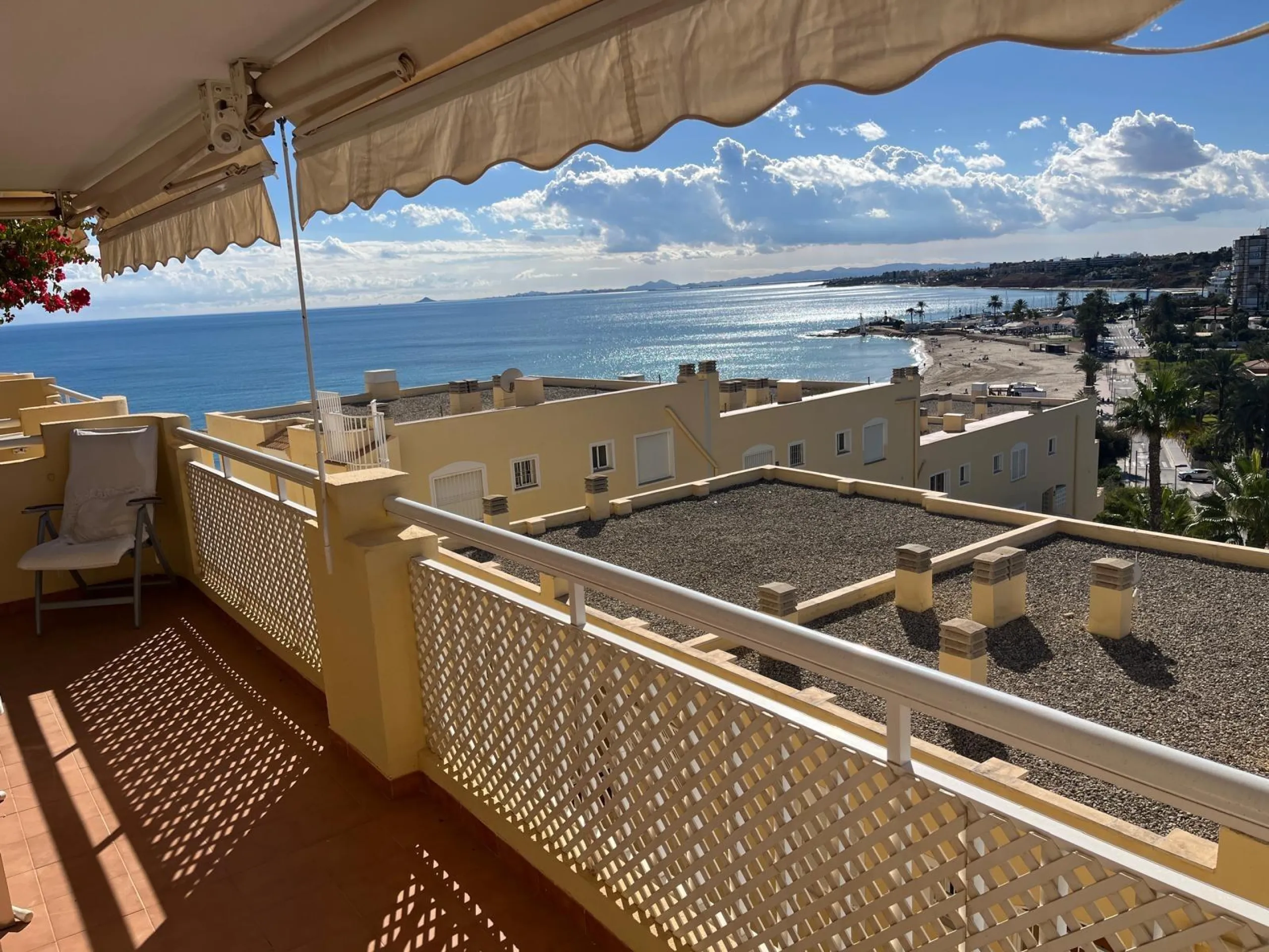 APARTAMENTO CON VISTAS AL MAR DE 3 HAB Y 2 BAÑOS CON TERRAZA Y PISCINA