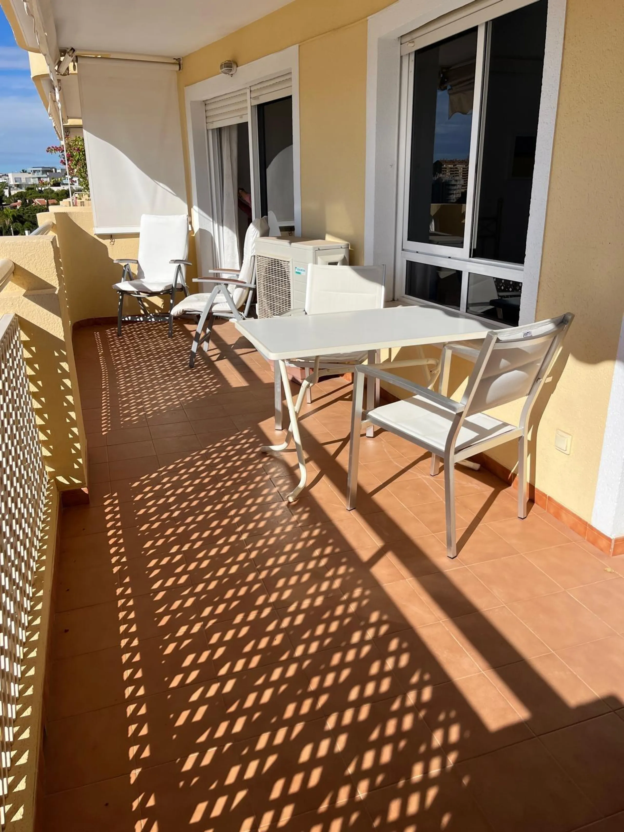 APARTAMENTO CON VISTAS AL MAR DE 3 HAB Y 2 BAÑOS CON TERRAZA Y PISCINA