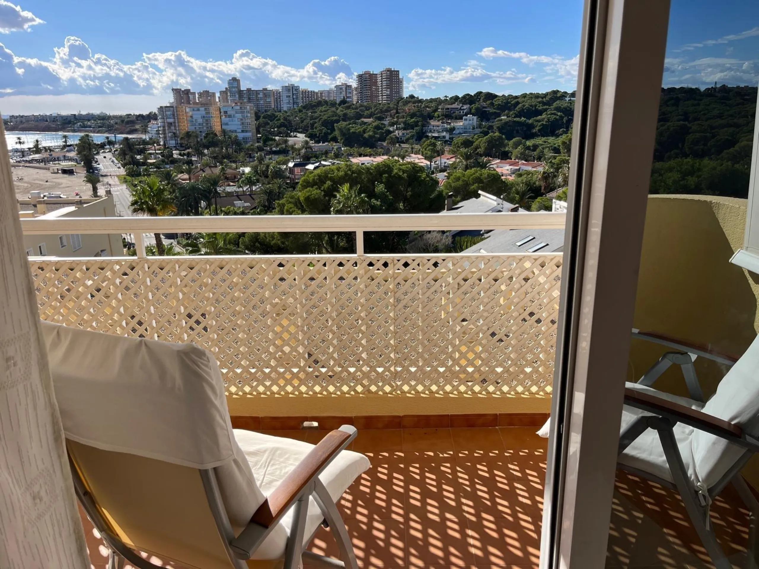 APARTAMENTO CON VISTAS AL MAR DE 3 HAB Y 2 BAÑOS CON TERRAZA Y PISCINA