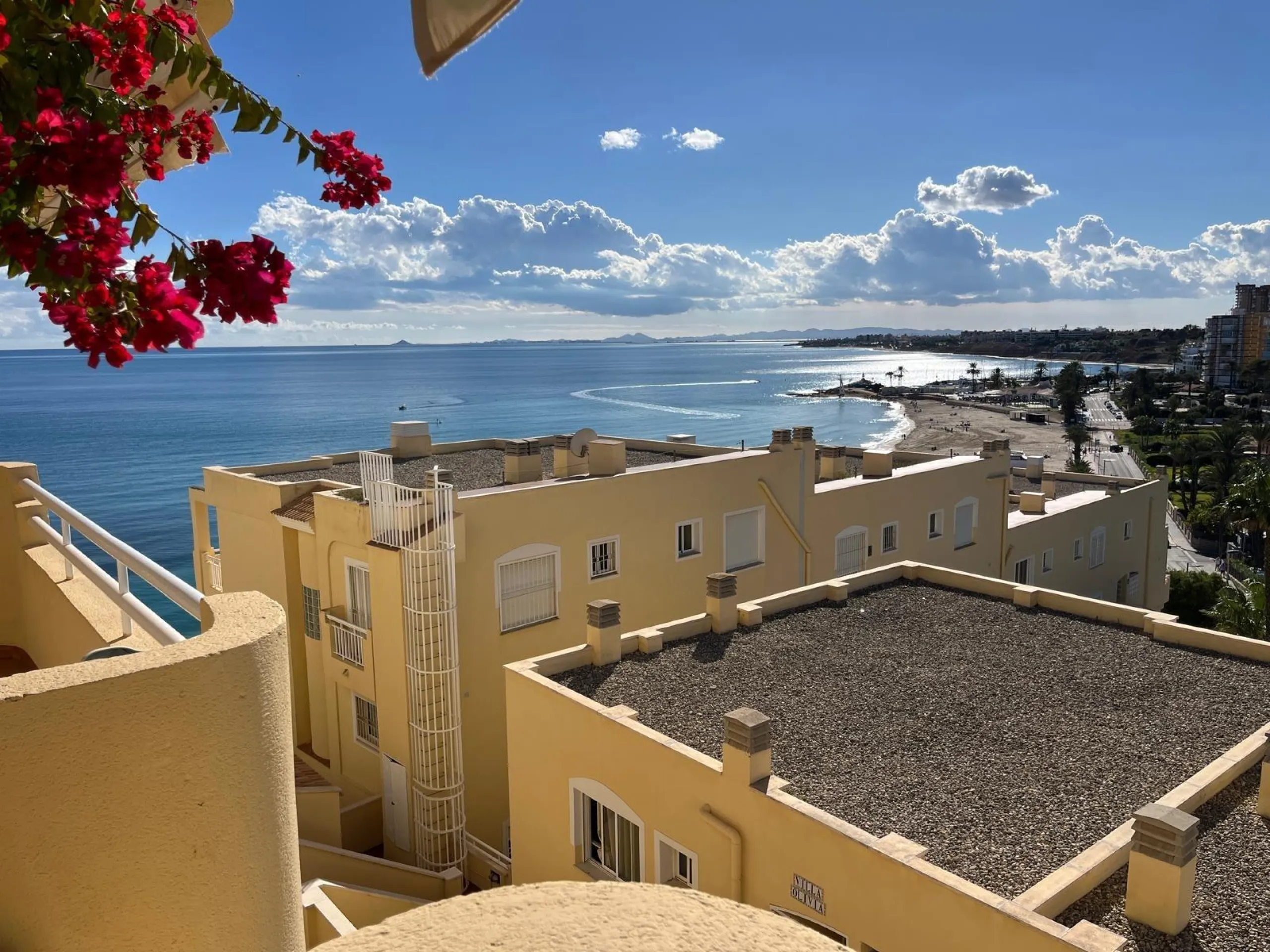 APARTAMENTO CON VISTAS AL MAR DE 3 HAB Y 2 BAÑOS CON TERRAZA Y PISCINA