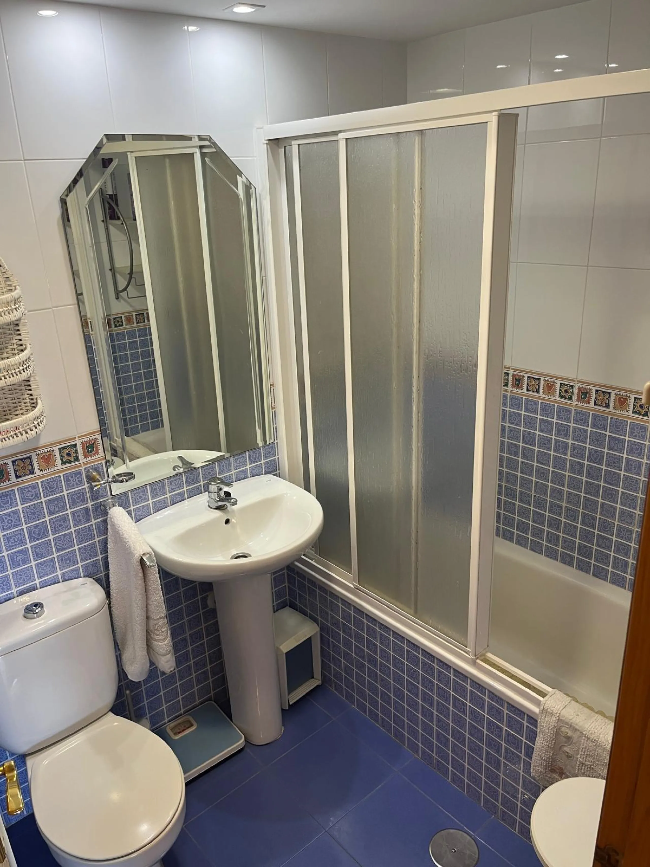 APARTAMENTO CON VISTAS AL MAR DE 3 HAB Y 2 BAÑOS CON TERRAZA Y PISCINA
