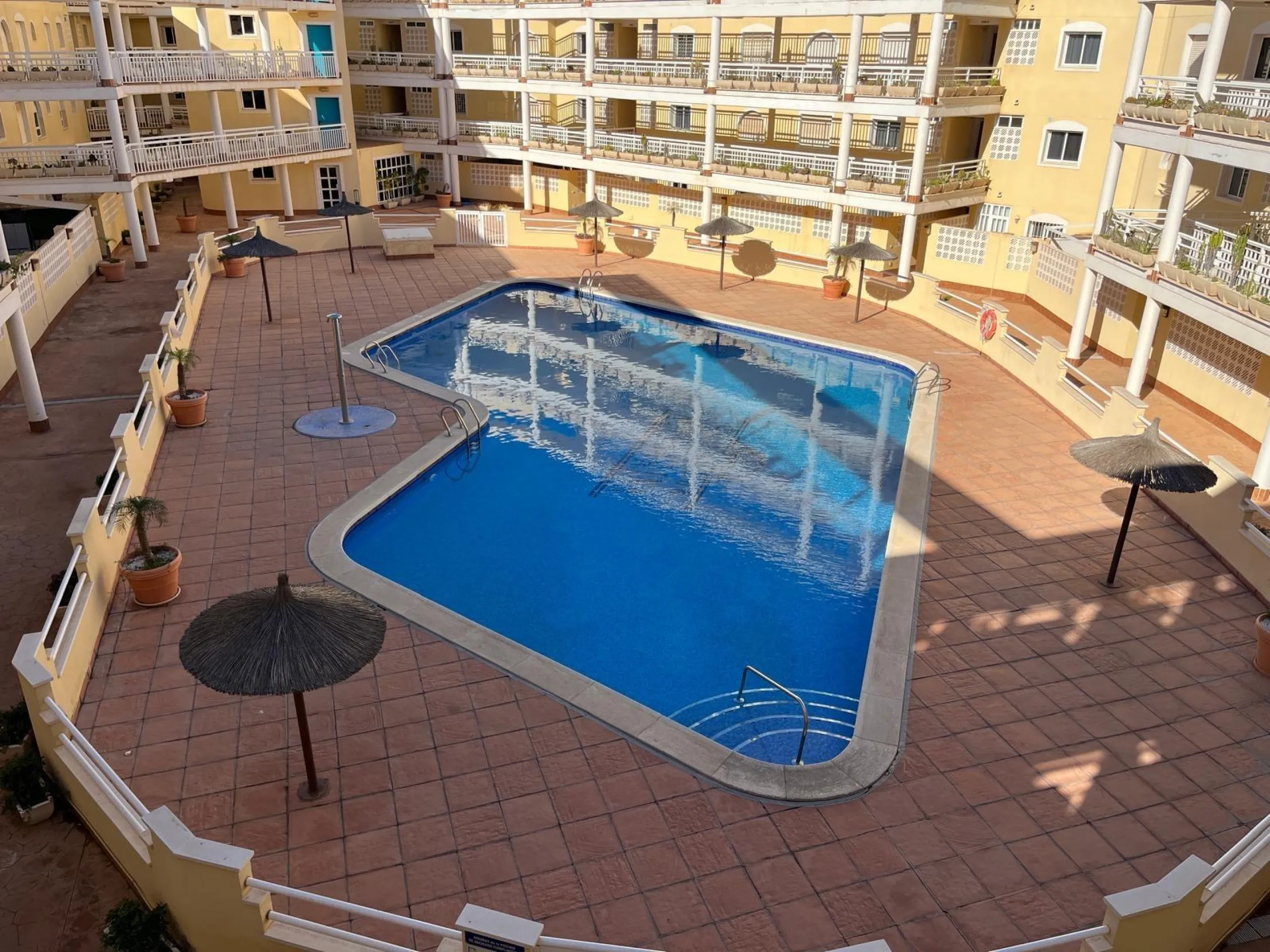 APARTAMENTO CON VISTAS AL MAR DE 3 HAB Y 2 BAÑOS CON TERRAZA Y PISCINA