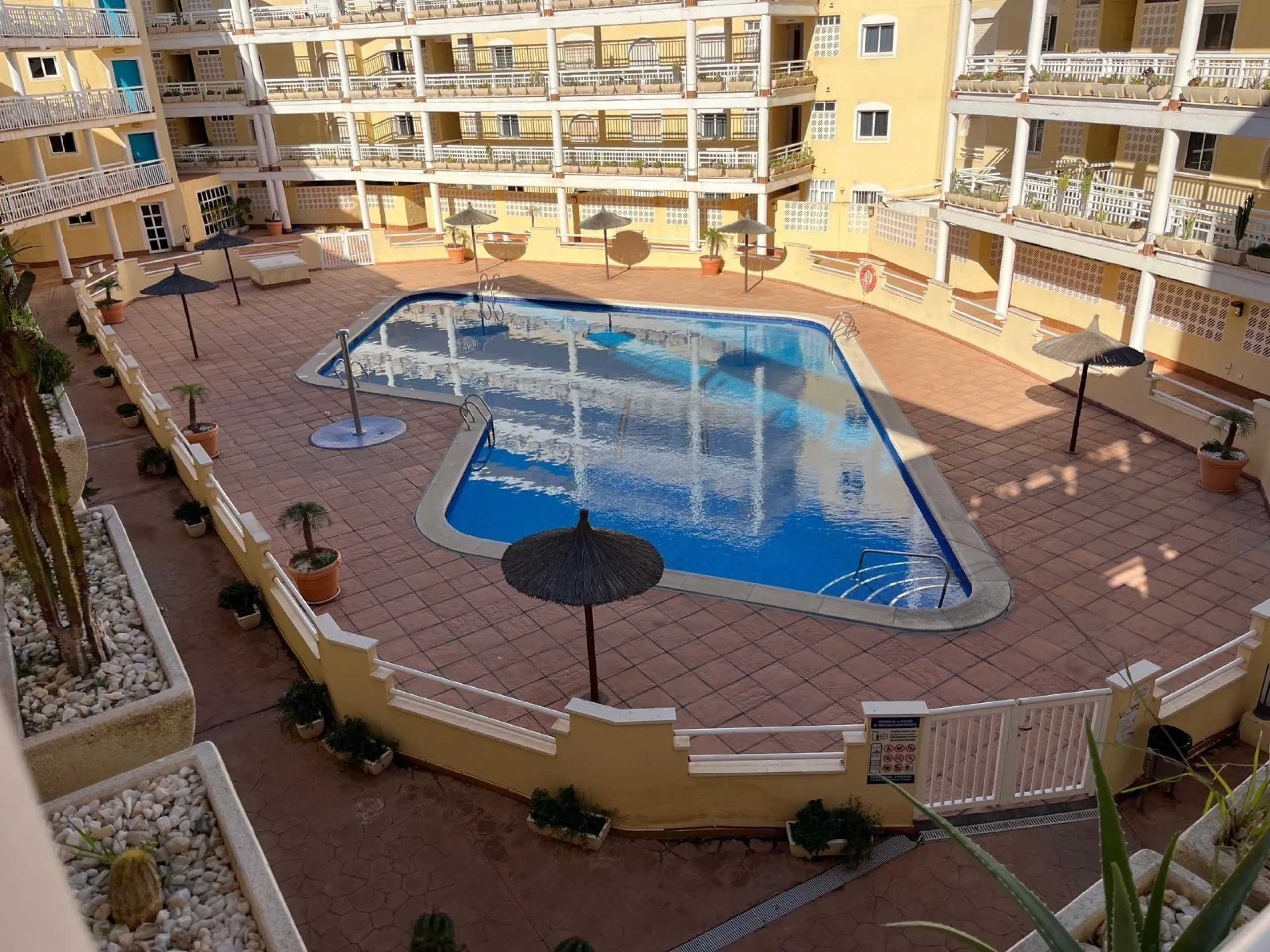 APARTAMENTO CON VISTAS AL MAR DE 3 HAB Y 2 BAÑOS CON TERRAZA Y PISCINA