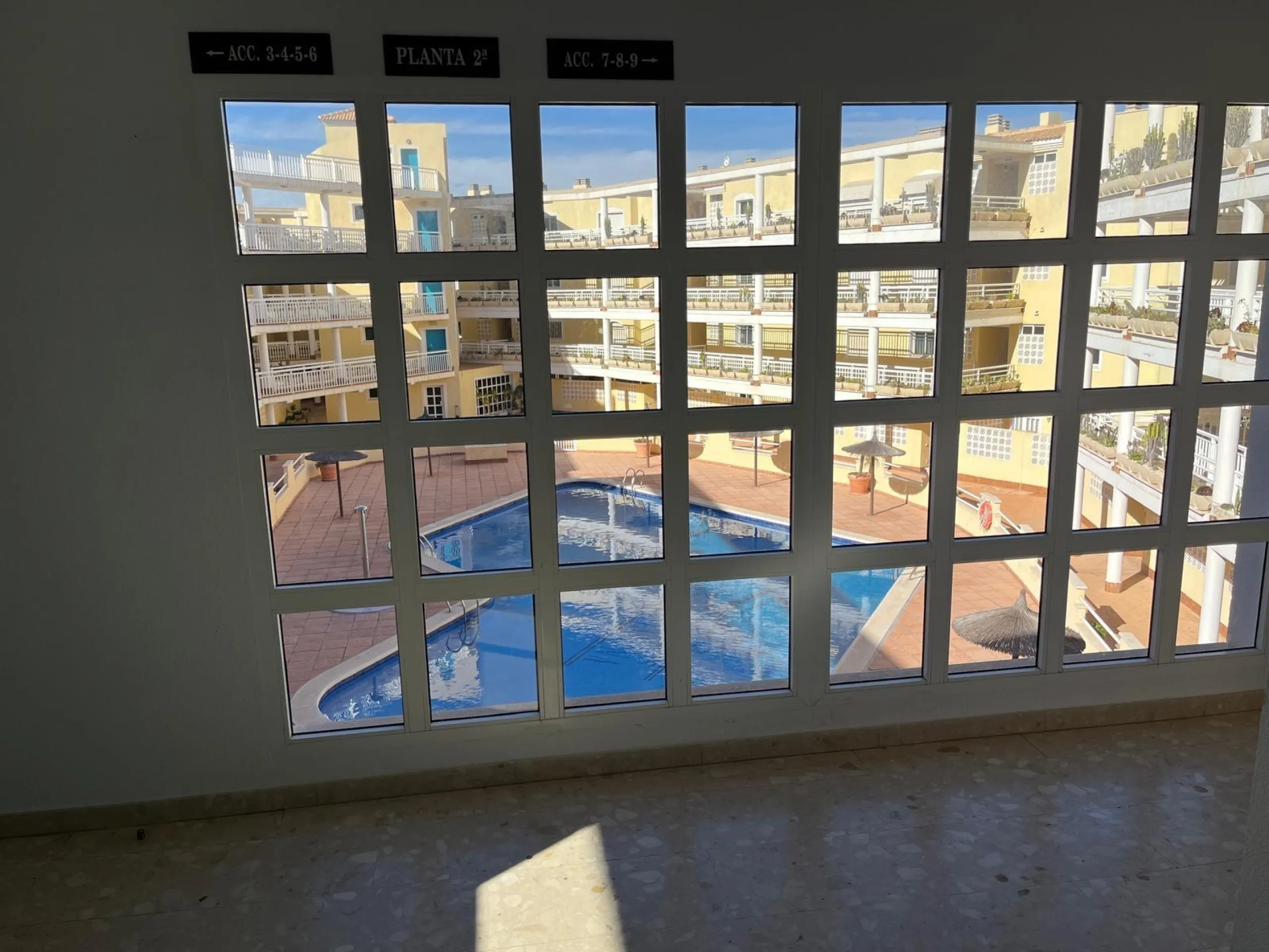 APARTAMENTO CON VISTAS AL MAR DE 3 HAB Y 2 BAÑOS CON TERRAZA Y PISCINA