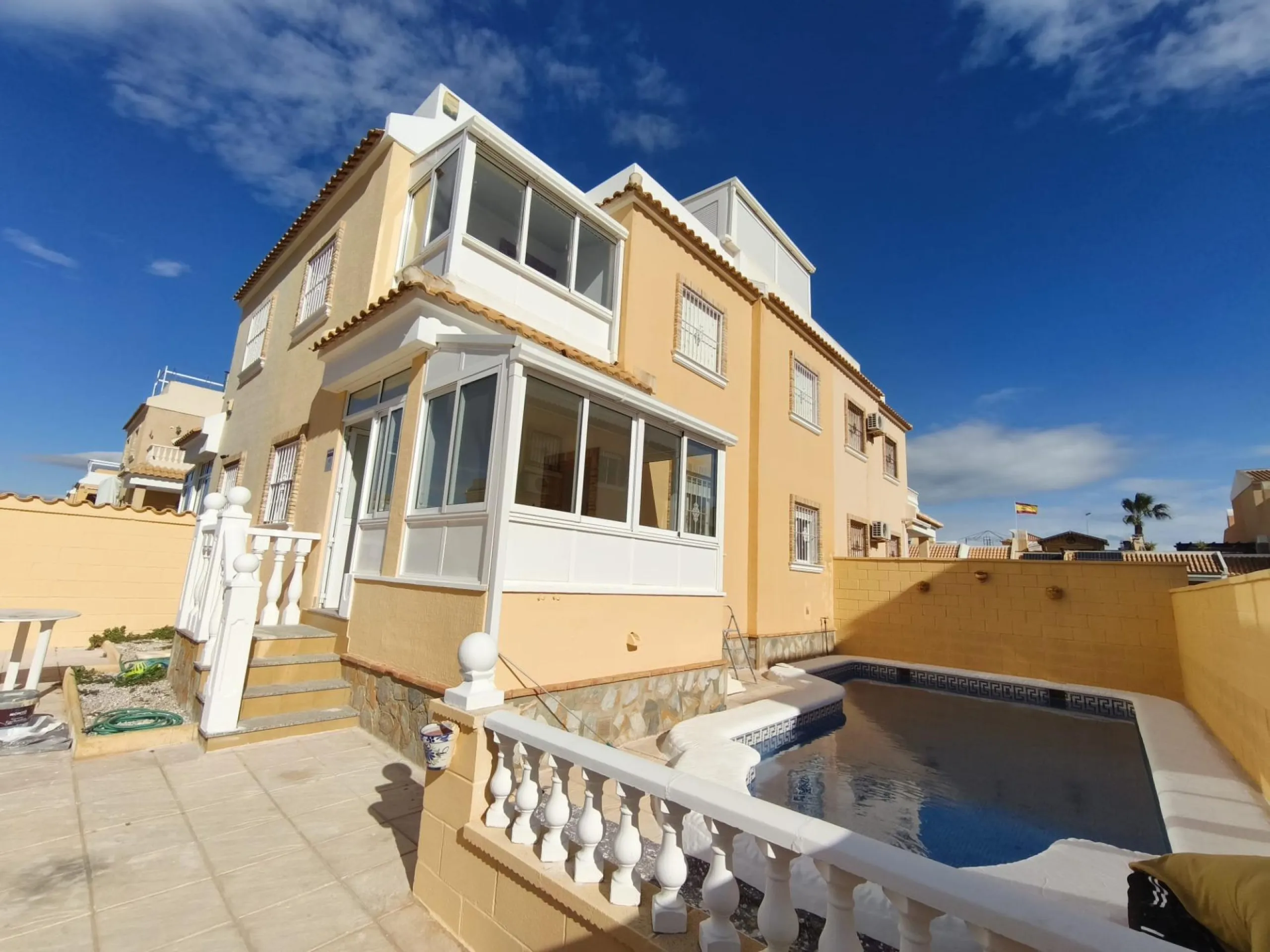 ADOSADO CON PISCINA PROPIA EN CIUDAD QUESADA DE 3 DORM. 2 BAÑOS. CON SOLARIUM PRIVADO DE 25 M2. PARCELA 92 M2. CASA 104 M2.